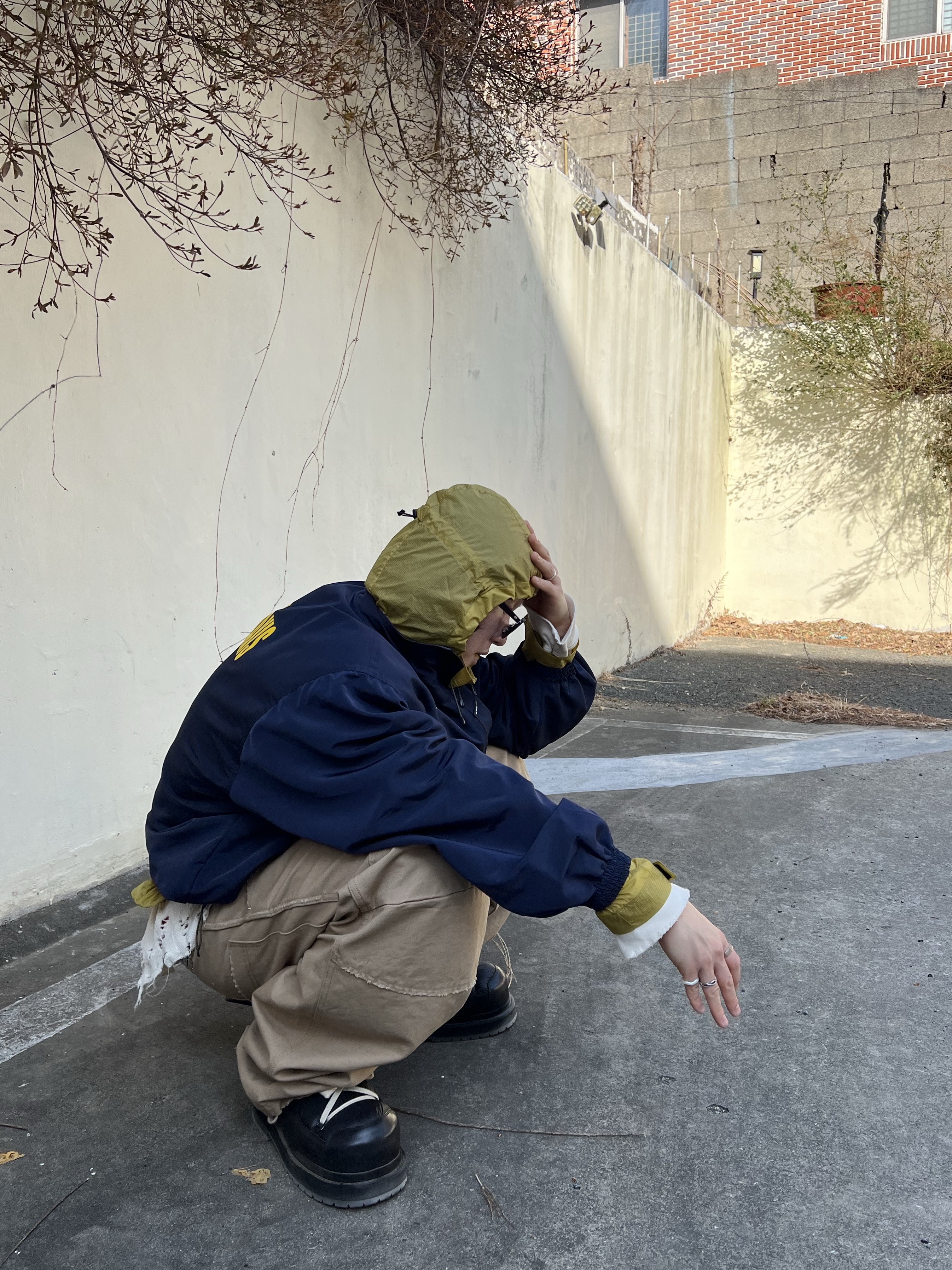 Undermycar Maigan Padded Shoulder Zip-Up Blouson India Ink - 23FW, MJD Canvas 3D Knee Pants Beige 착용 스타일 - 6