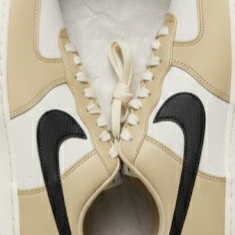 Nike Air Force 1 '07 LX Team Gold and Black 착용 스타일