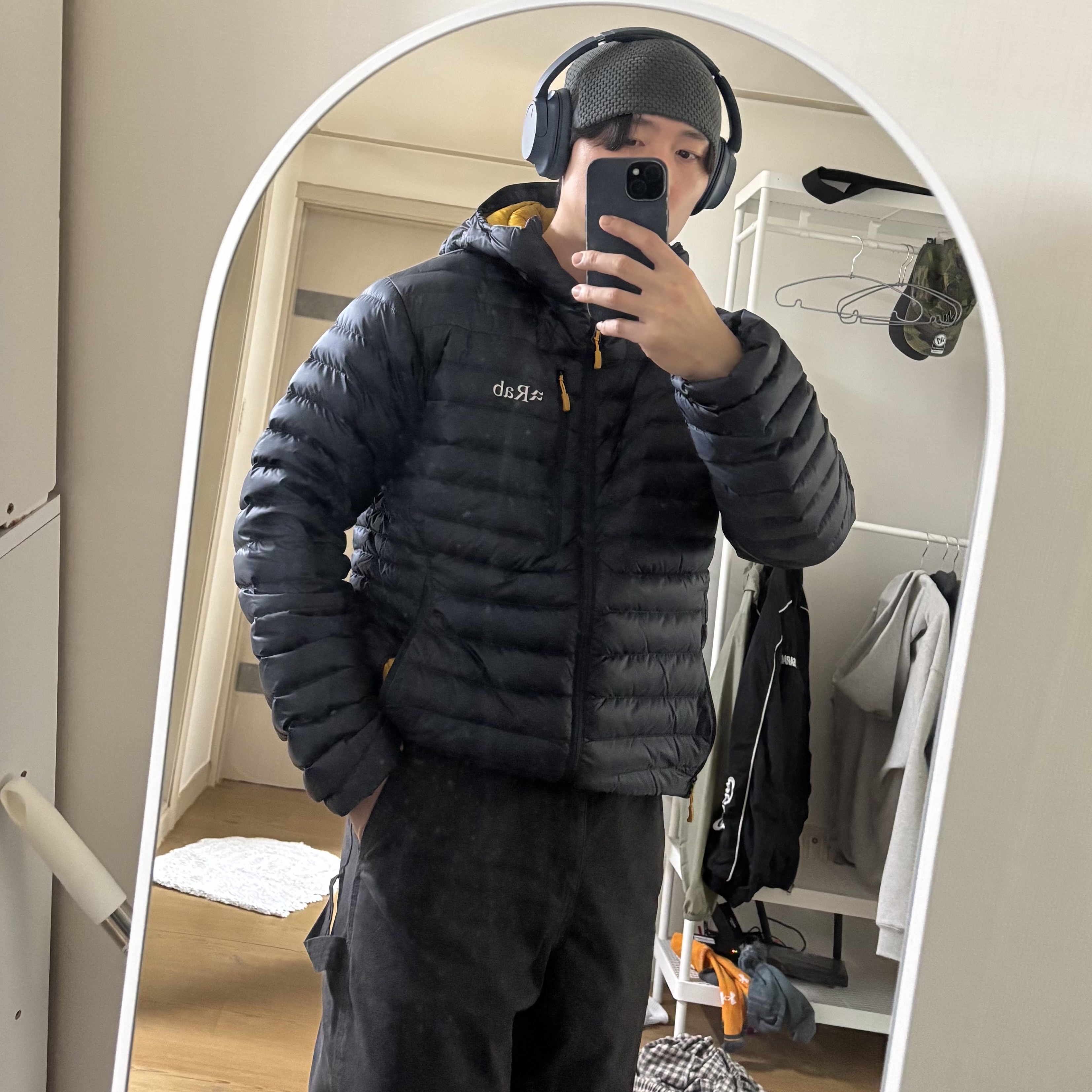 Rab Microlight Alpine Jacket Beluga 착용 스타일