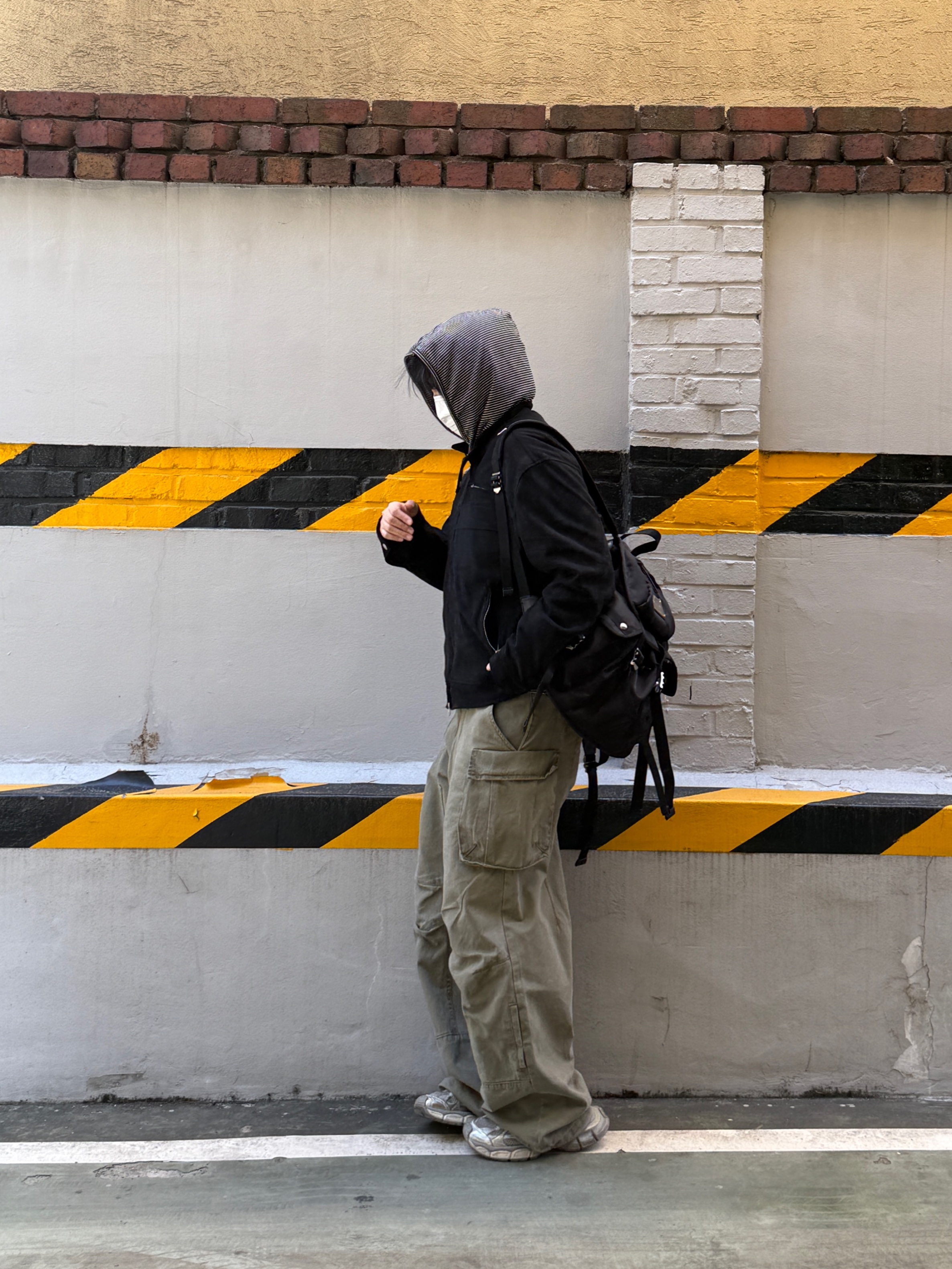 Matin Kim Pocket Utility Large Backpack Black, Balenciaga 3XL Sneakers Light Beige 착용 스타일 - 2