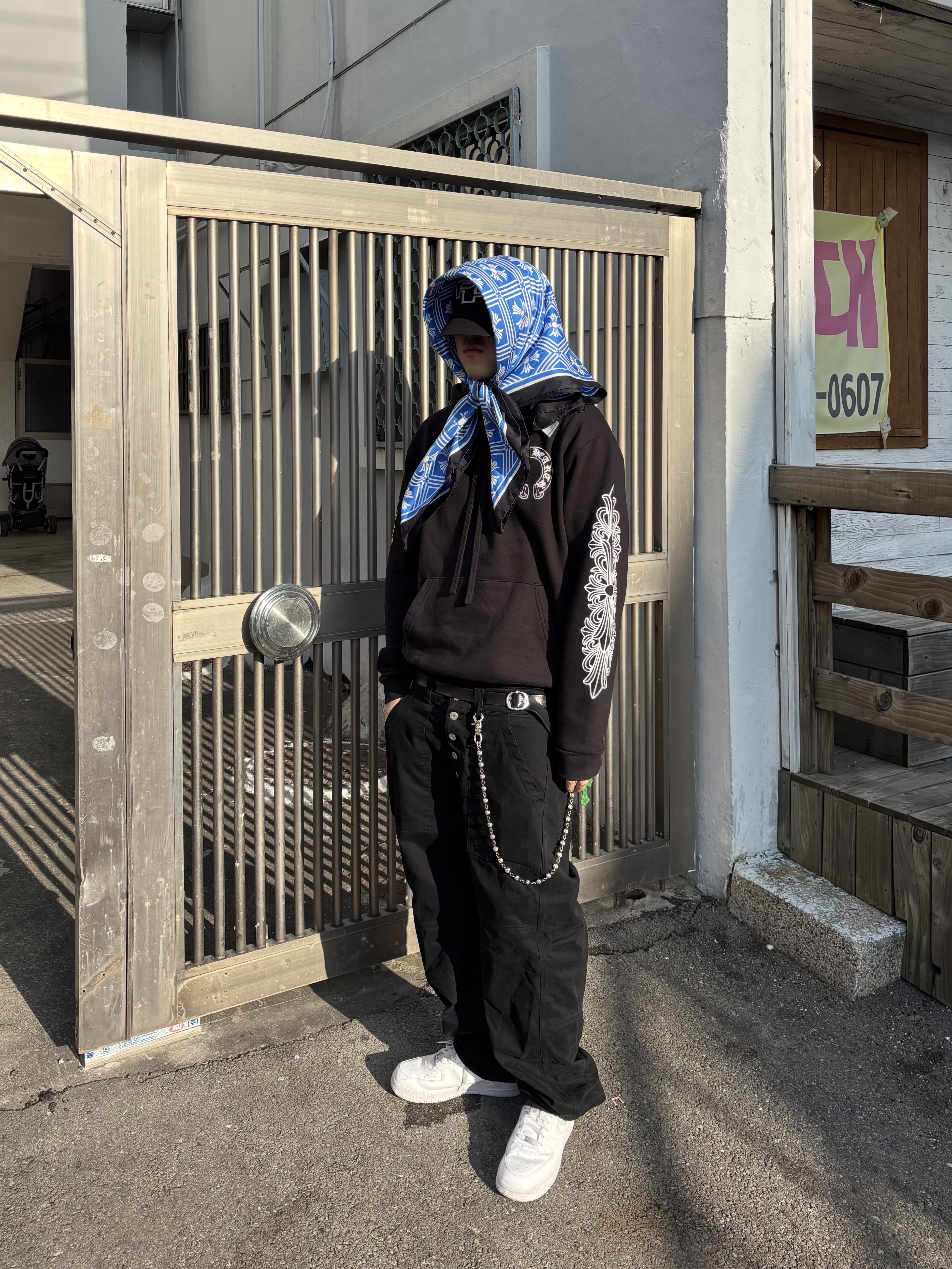 Chrome Hearts Silk Scarf Blue, Chrome Hearts Horseshoe Floral Hoodie Black 착용 스타일 - 1