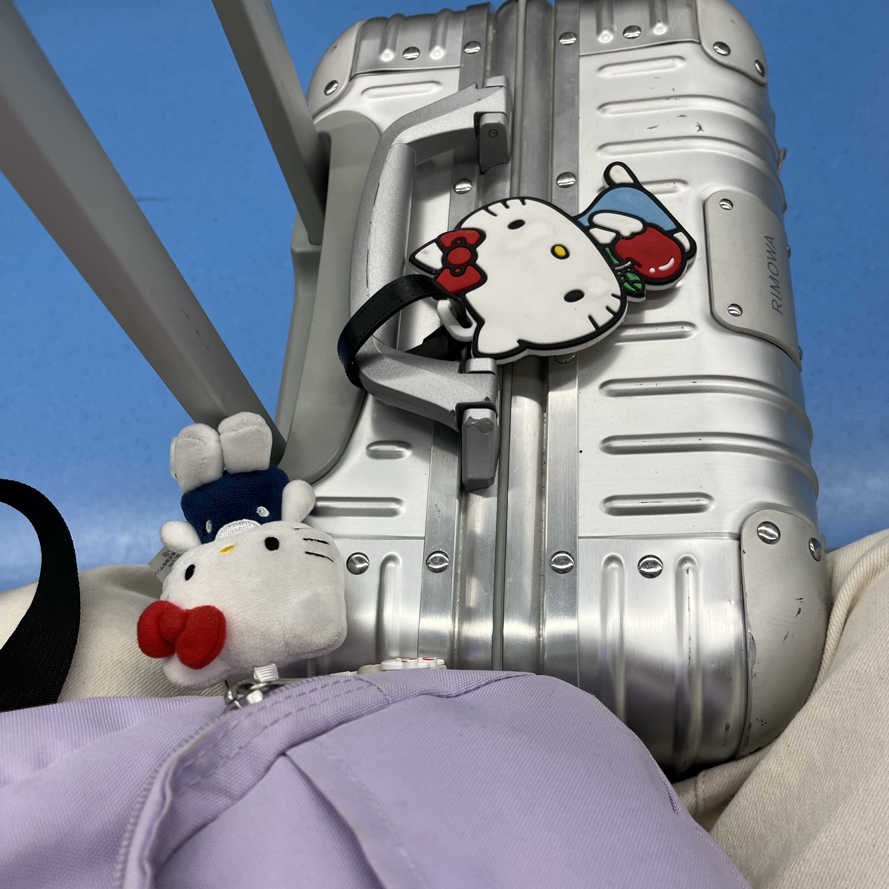 Rimowa Original Cabin Aluminium Suitcase Silver, Sanrio Hello Kitty Mini Mascot Holder 착용 스타일