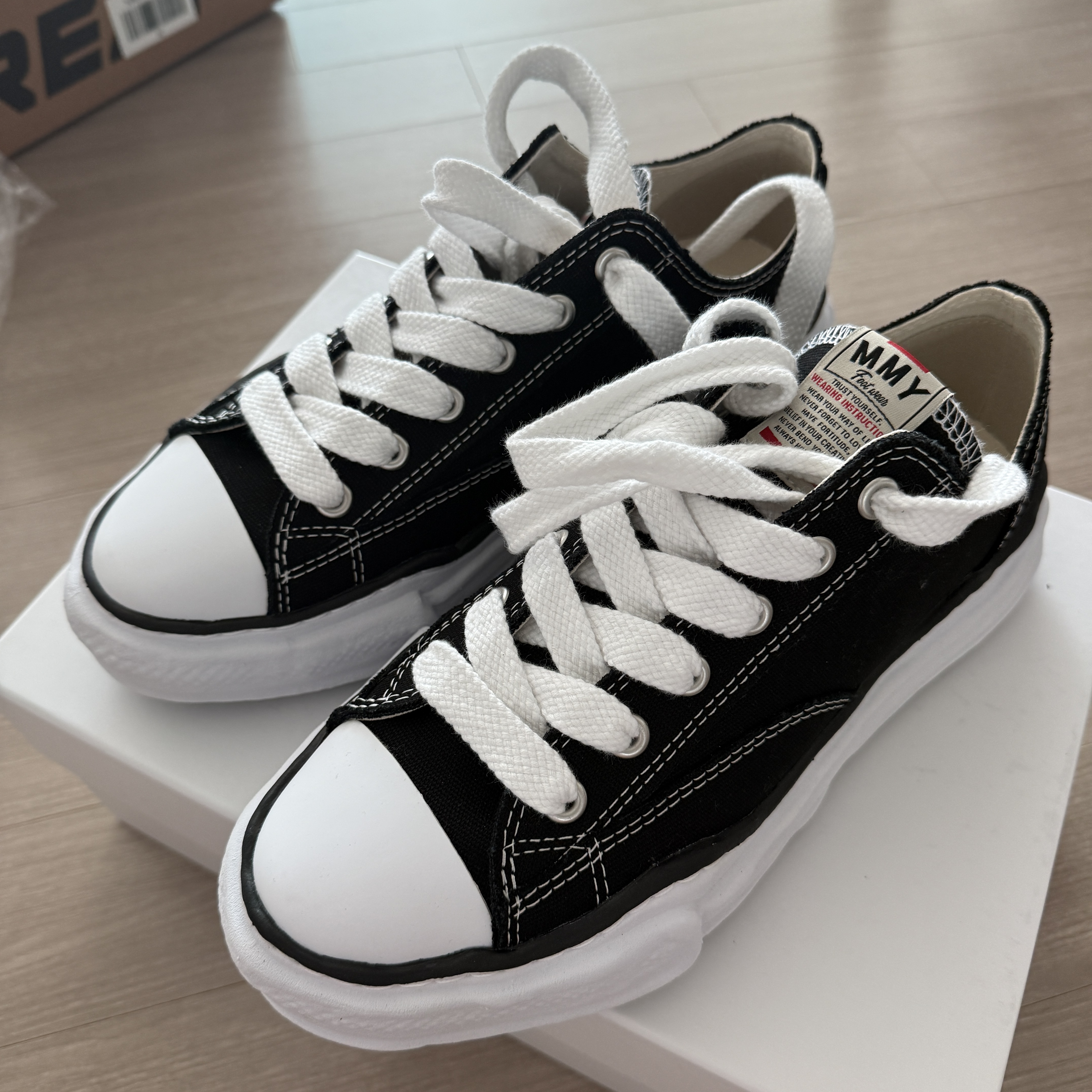 Maison Mihara Yasuhiro Peterson OG Sole Canvas Low Sneakers Black 착용 스타일