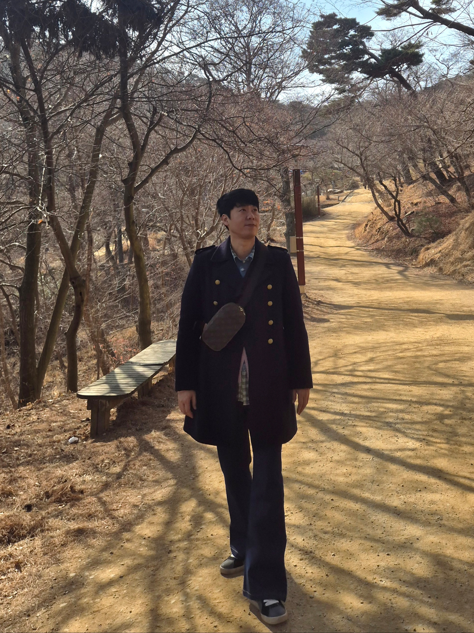 AMI Flared Fit Jeans Indigo, Balmain Double-Breasted Wool Pea Coat Black 착용 스타일 - 1