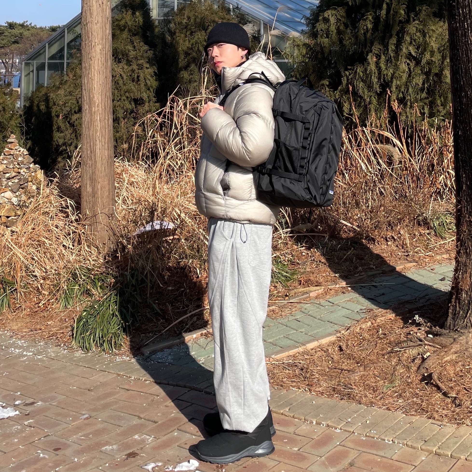 Patagonia Refugio Daypack 26L Black 착용 스타일 - 1