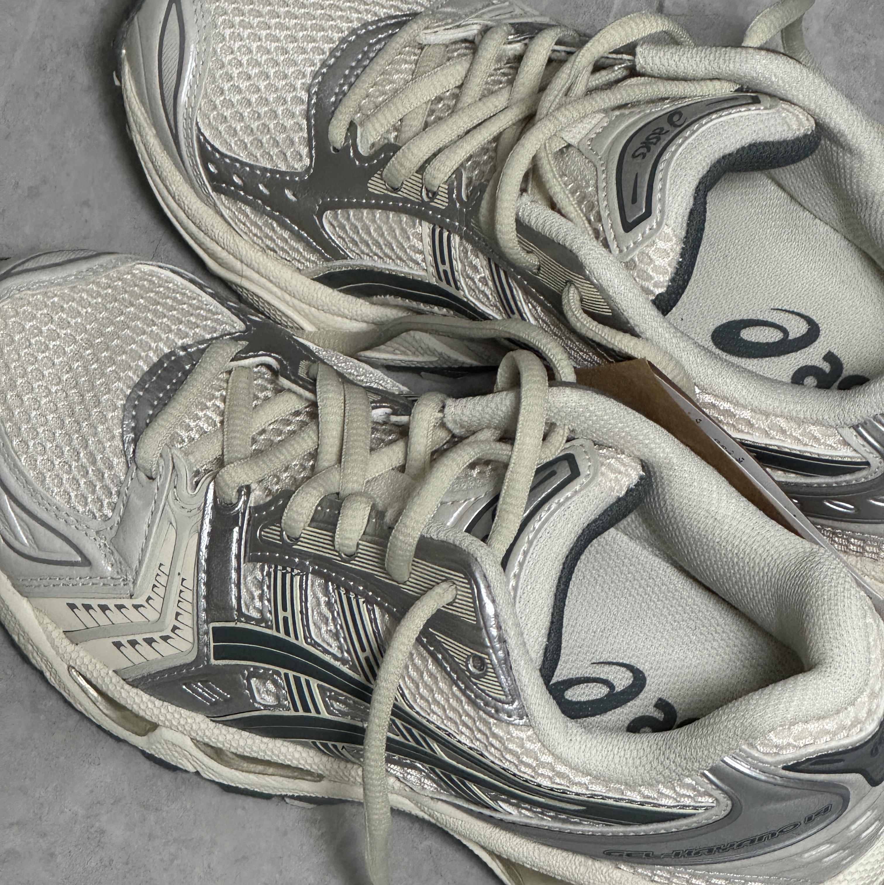 Asics Gel-Kayano 14 Birch Dark Pewter 착용 스타일 - 2