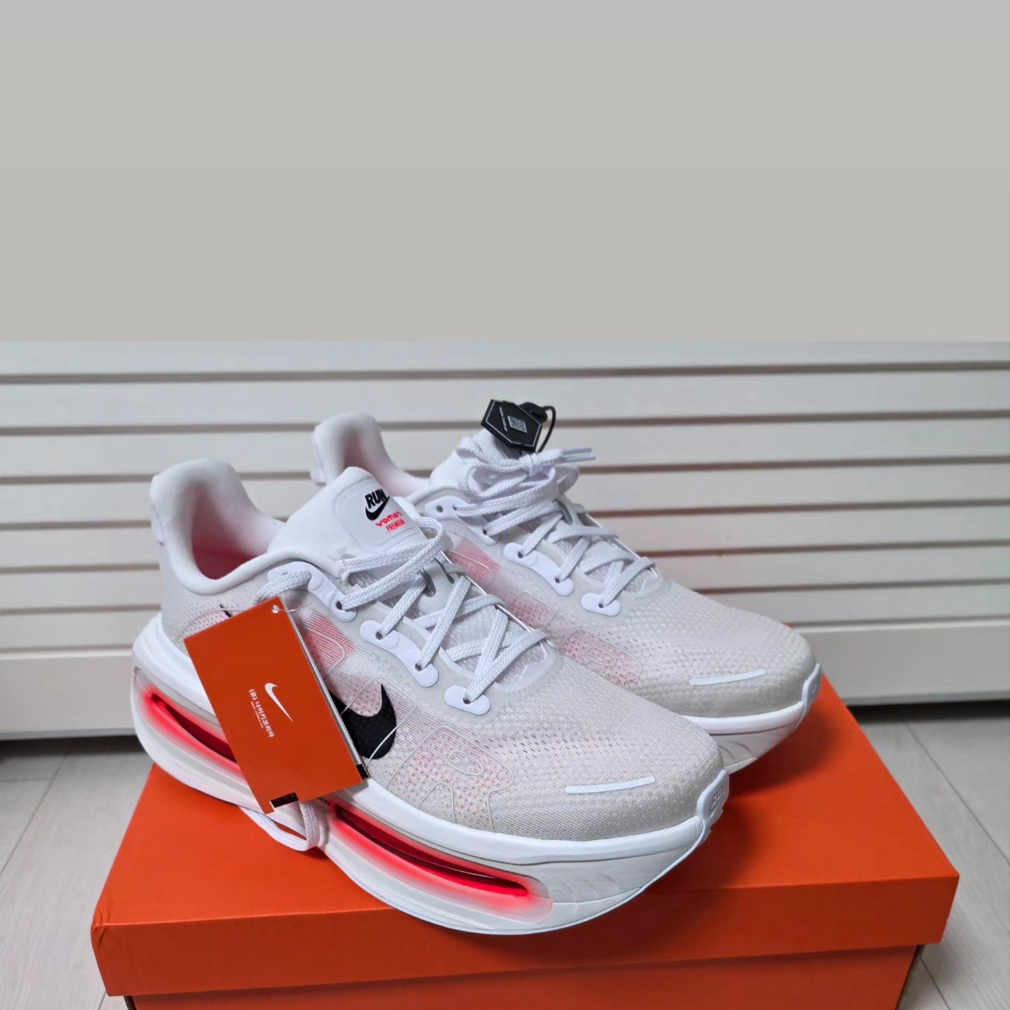 Nike Vomero Premium White Bright Crimson 착용 스타일