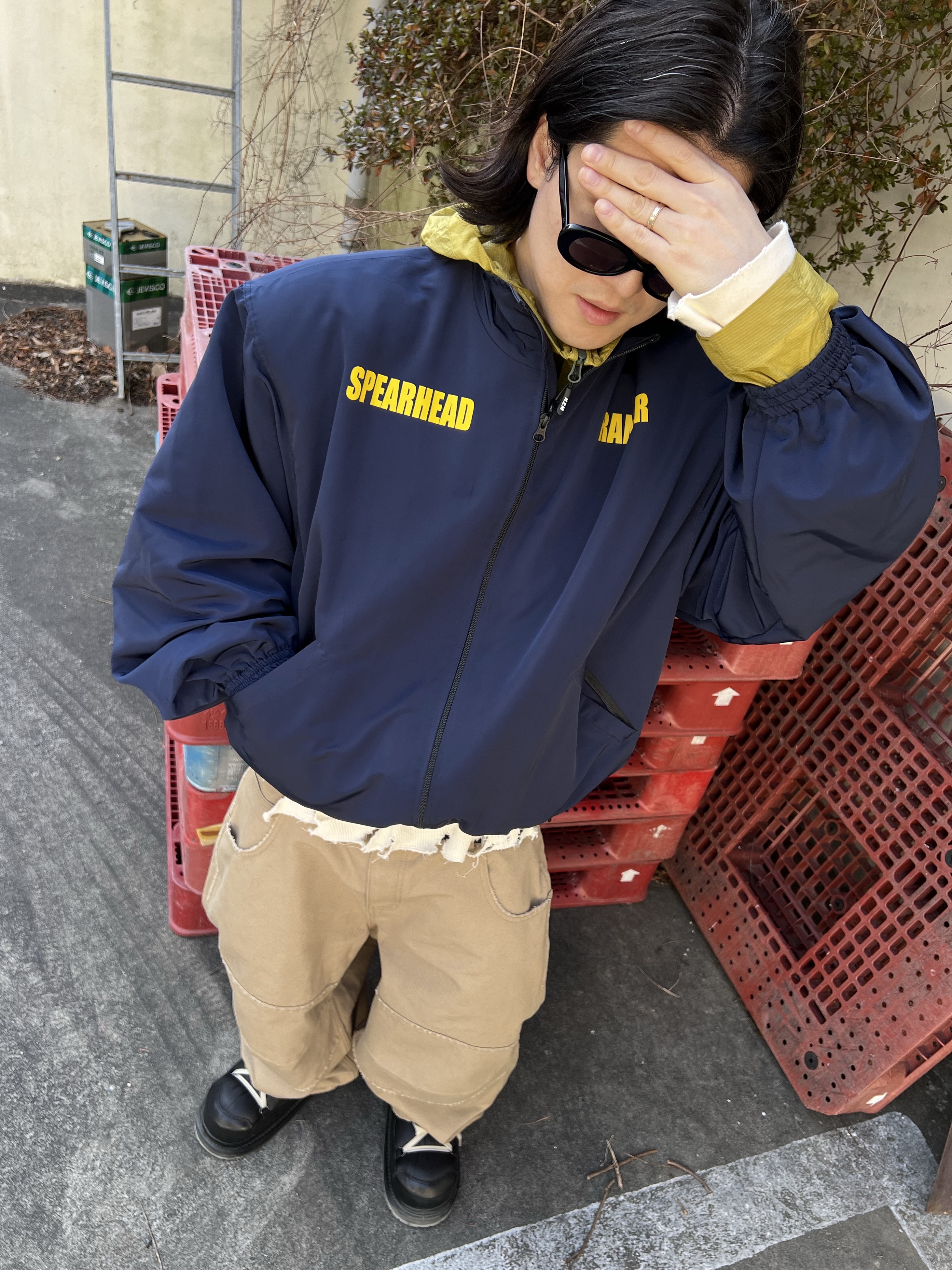 Undermycar Maigan Padded Shoulder Zip-Up Blouson India Ink - 23FW, MJD Canvas 3D Knee Pants Beige 착용 스타일 - 1