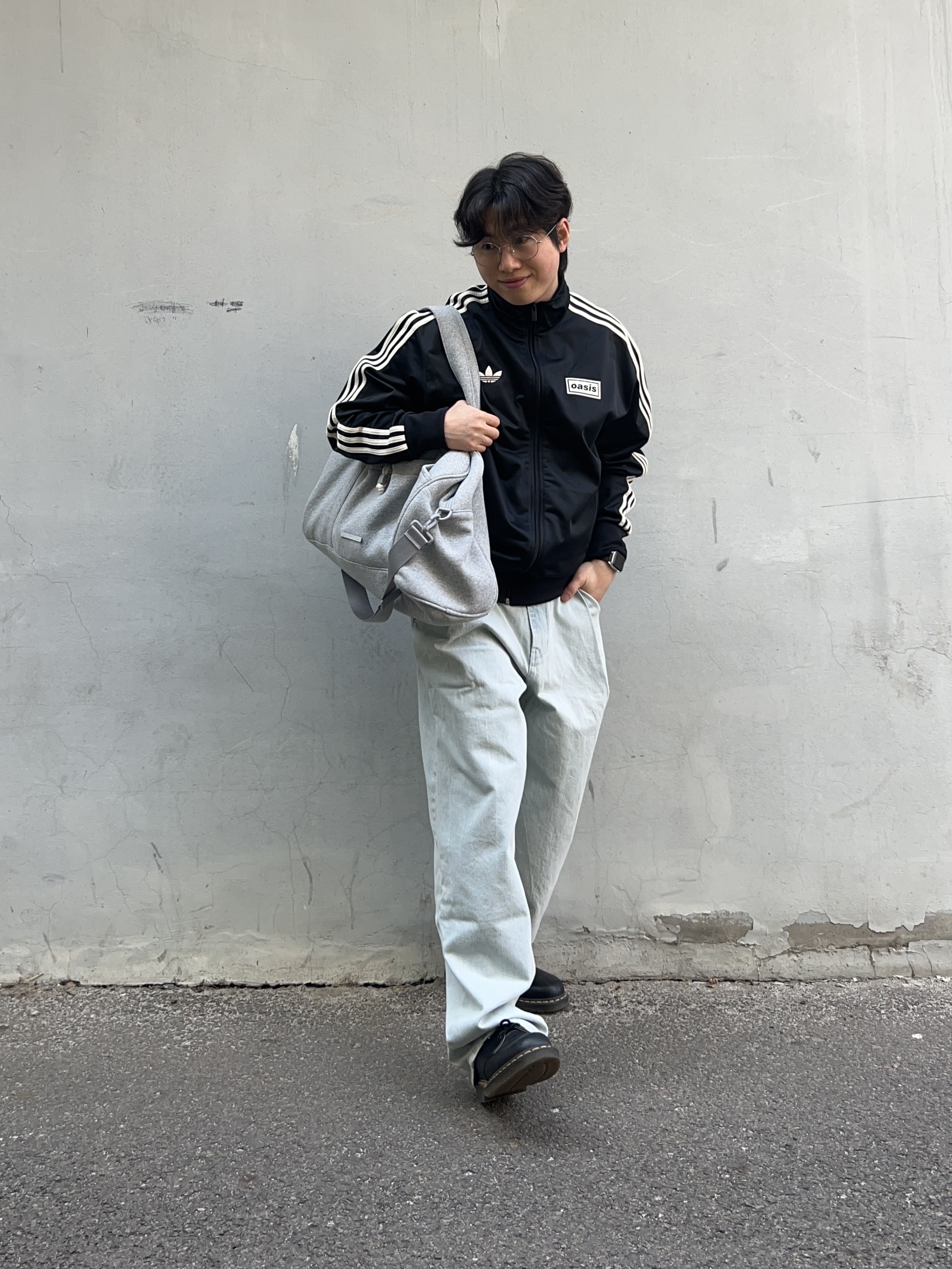 Adidas x Oasis Tour Firebird Track Top Black - KR Sizing, Champion x Rawrow String Boston Bag Grey 착용 스타일 - 5