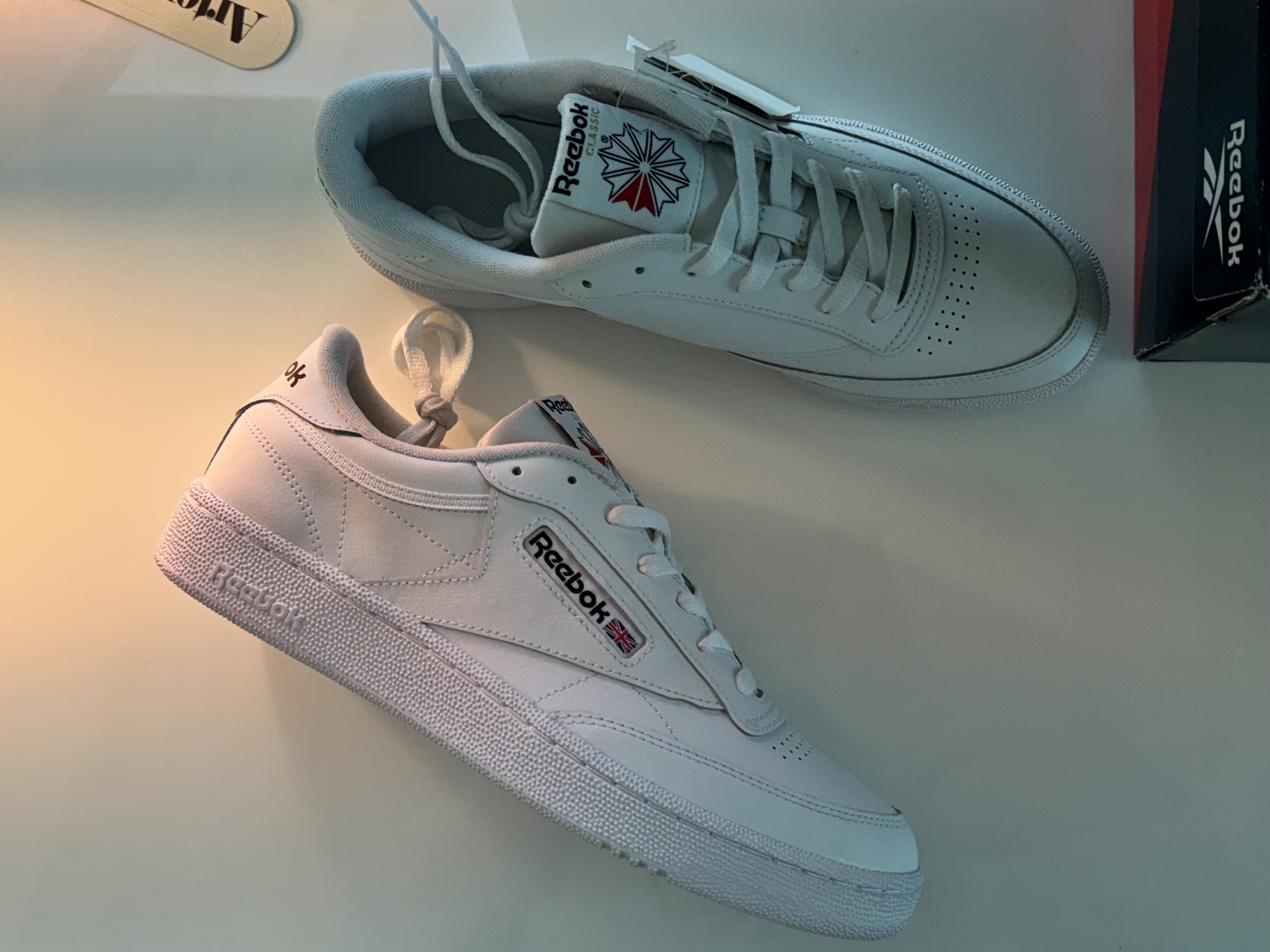 Reebok Club C 85 White, (W) Alo Yoga Accolade Straight Leg Sweatpants Athletic Heather Grey 착용 스타일 - 5