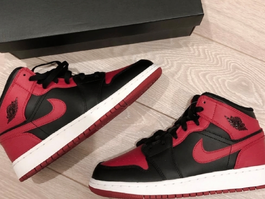Jordan 1 Mid Black Gym Red 착용 스타일