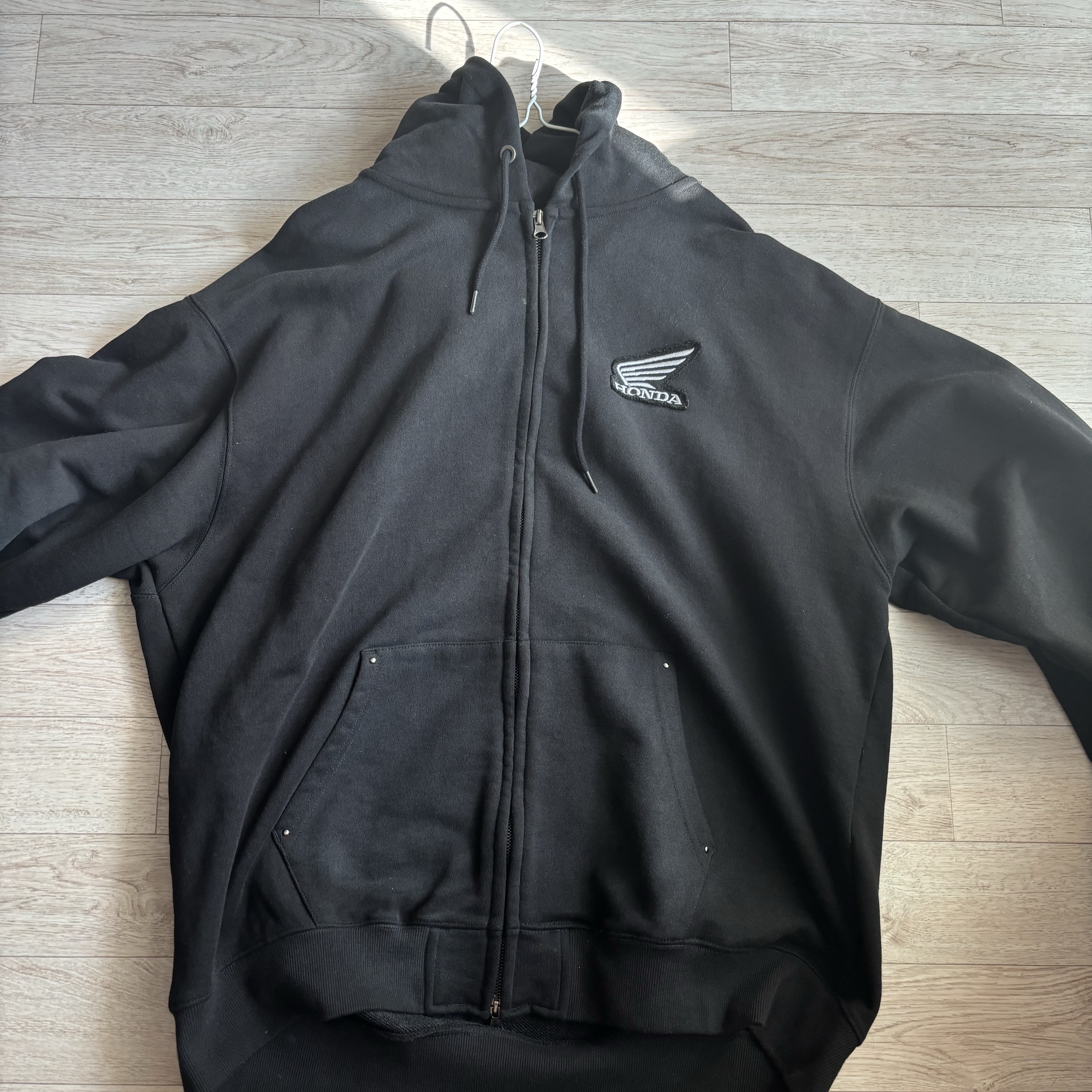 Honda Stud Wing Washing Hoodie Zip-up_Black 착용 스타일 - 1