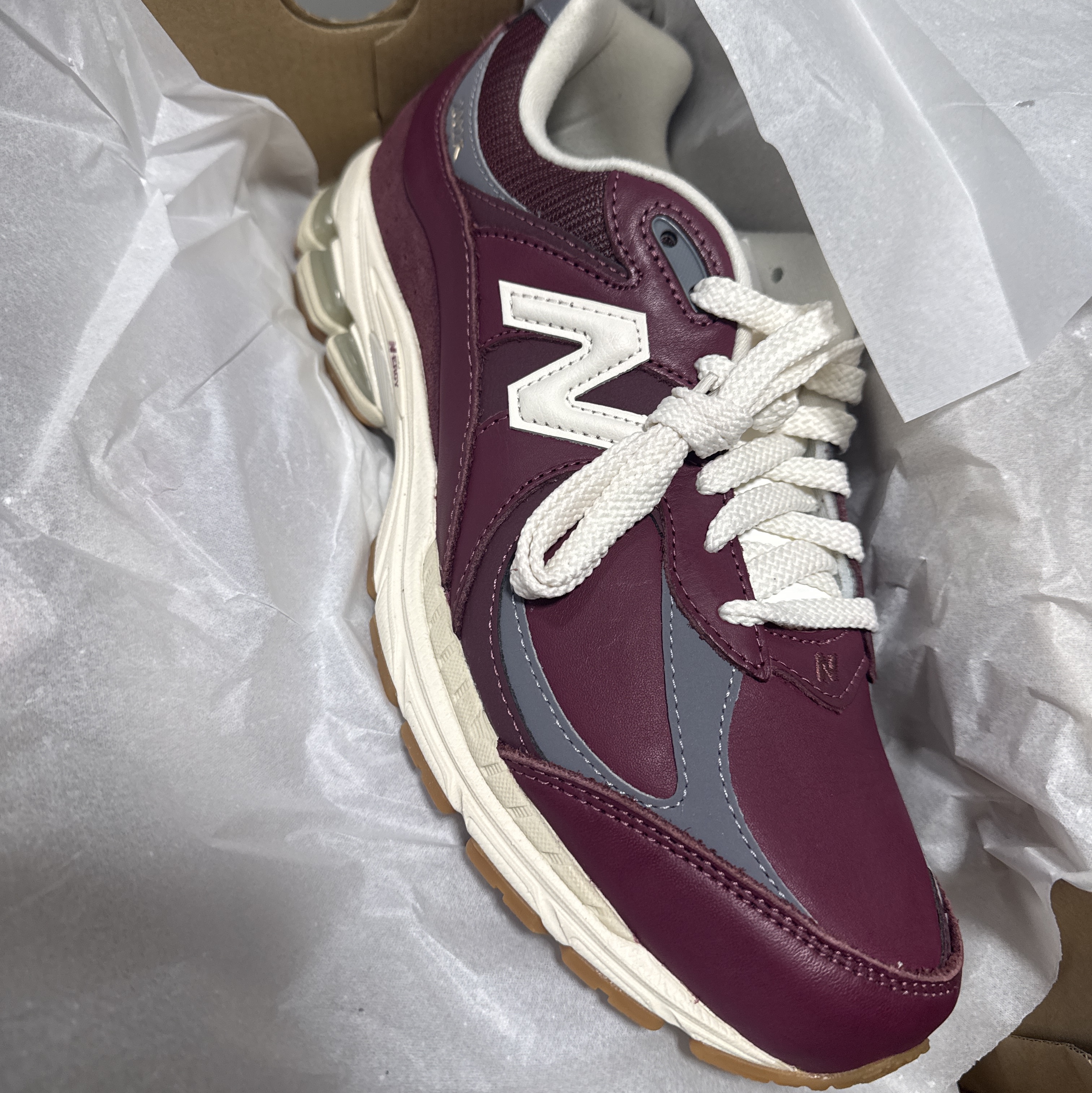 New Balance 2002R Vintage Leather Pack Burgundy 착용 스타일