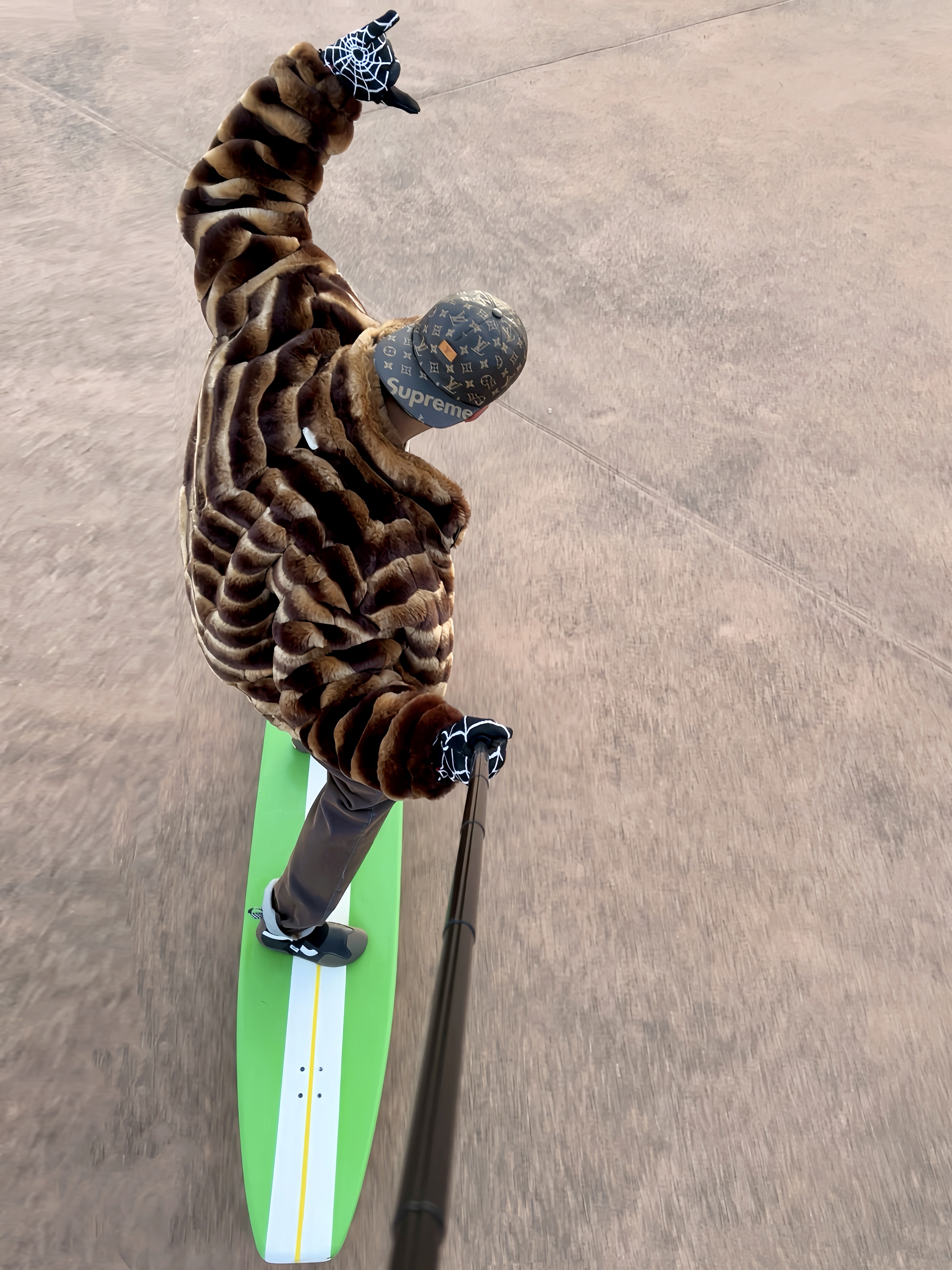Supreme Faux Fur Jacket Brown - 24SS, Supreme Flocked Denim Trucker Jacket Gold - 23SS 착용 스타일