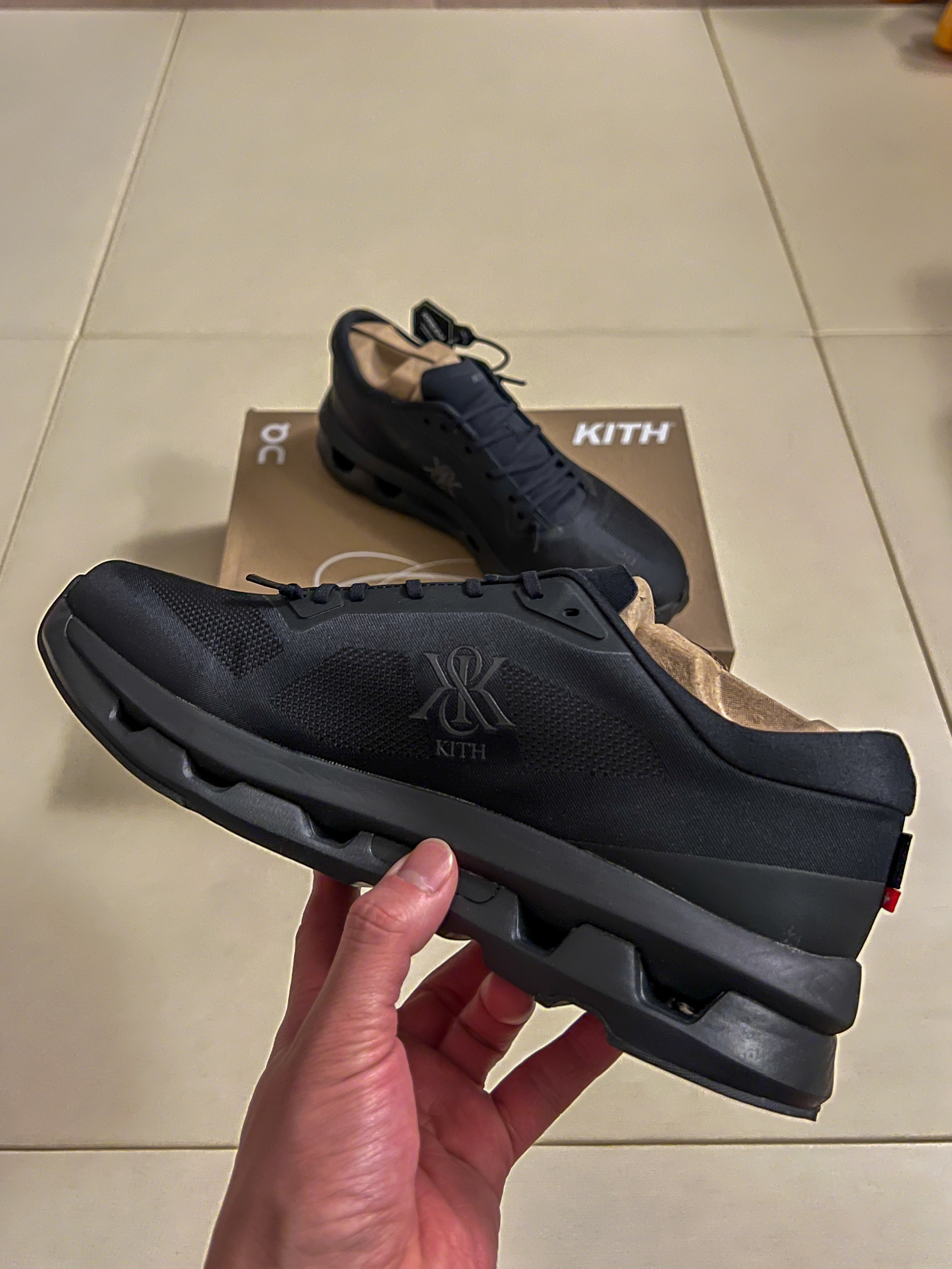 On Running x Kith Cloudzone Black, On Running Cloudtilt Eclipse Black 착용 스타일 - 2