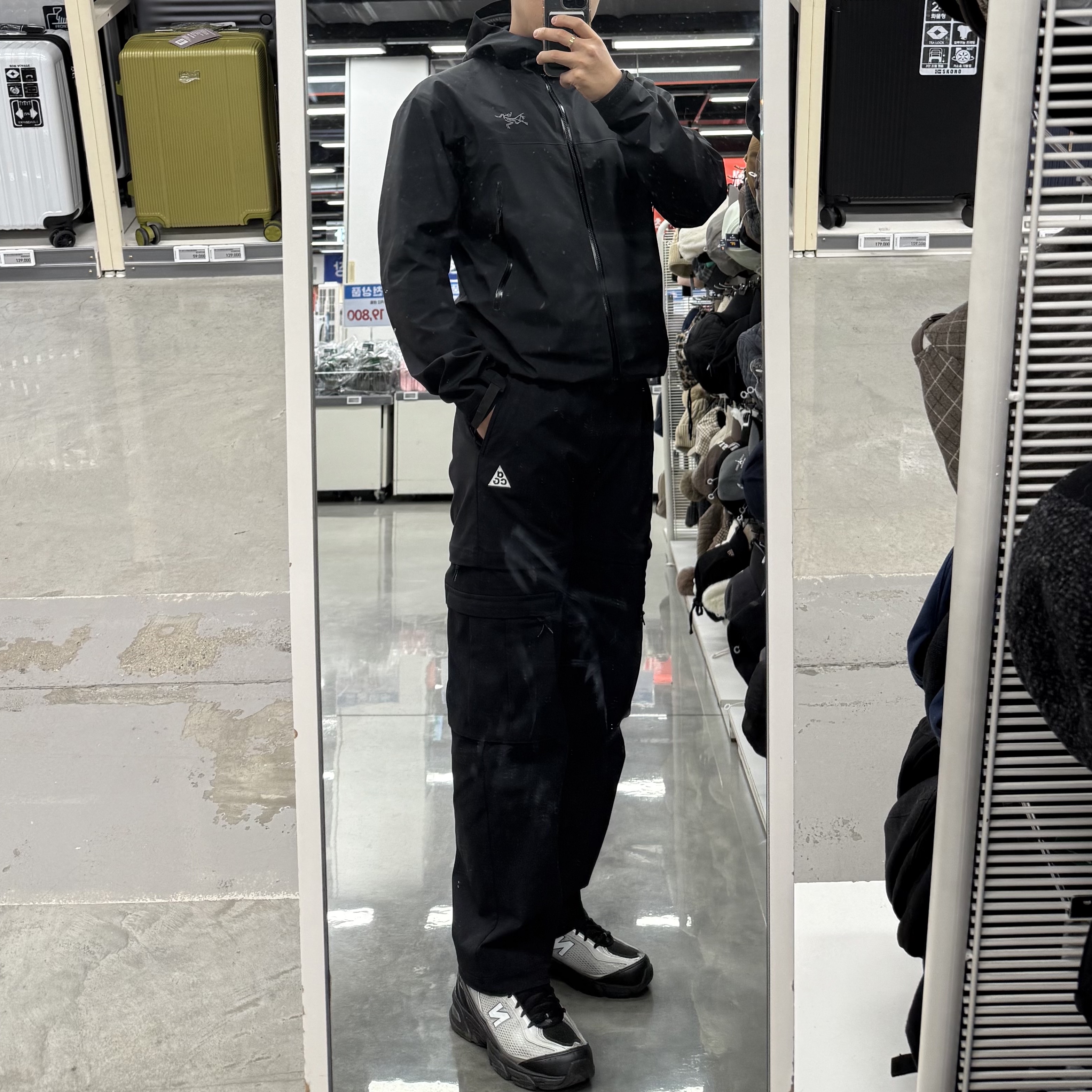 (W) Nike ACG Smith Summit Zip-Off Pants Black - Asia 착용 스타일