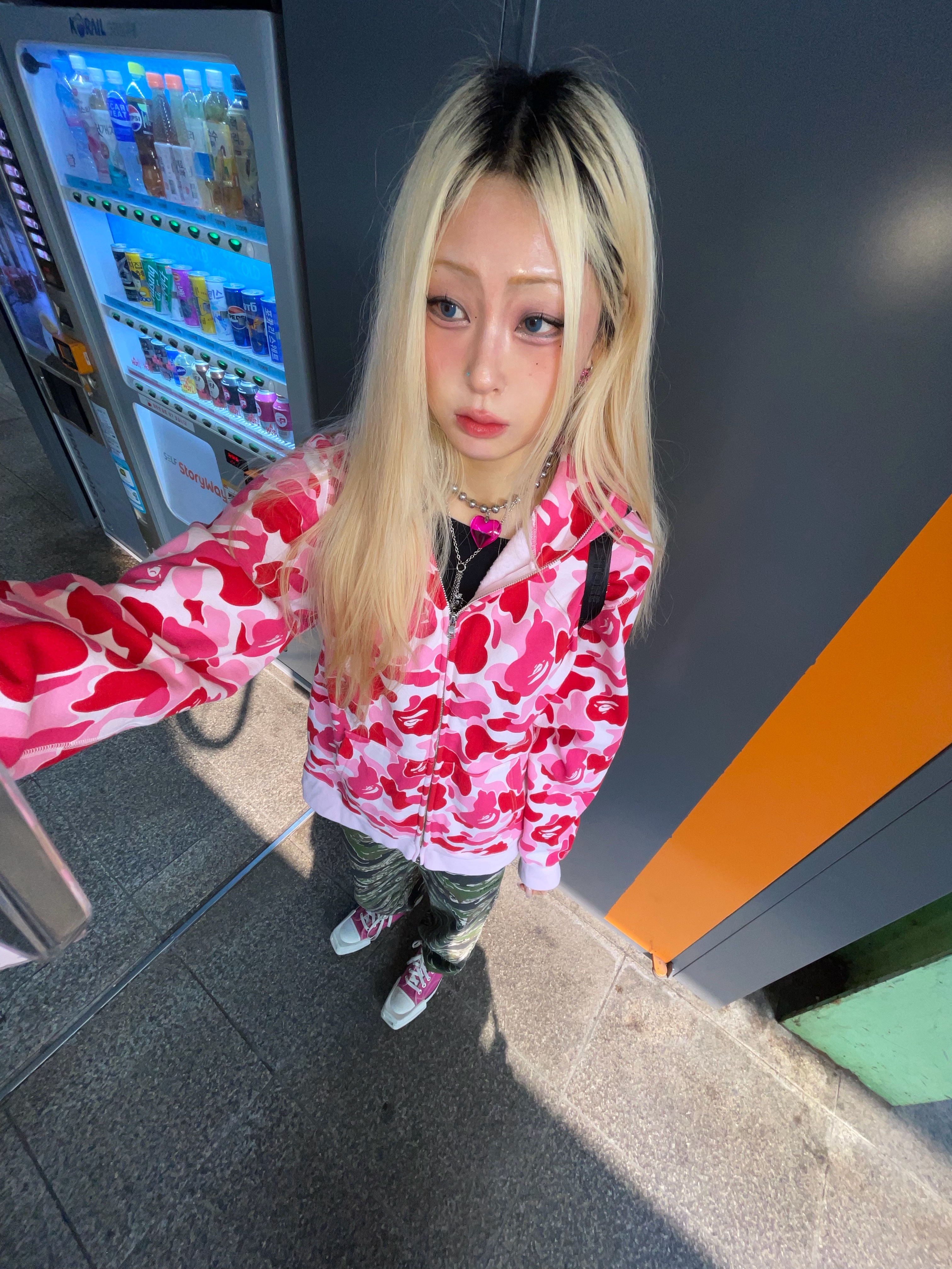 Converse x Drkshdw Turbodrk Chuck 70 Hi Laceless Cactus Flower, BAPE ABC Camo Crystal Stone Shark Full Zip Hoodie Pink 착용 스타일 - 3