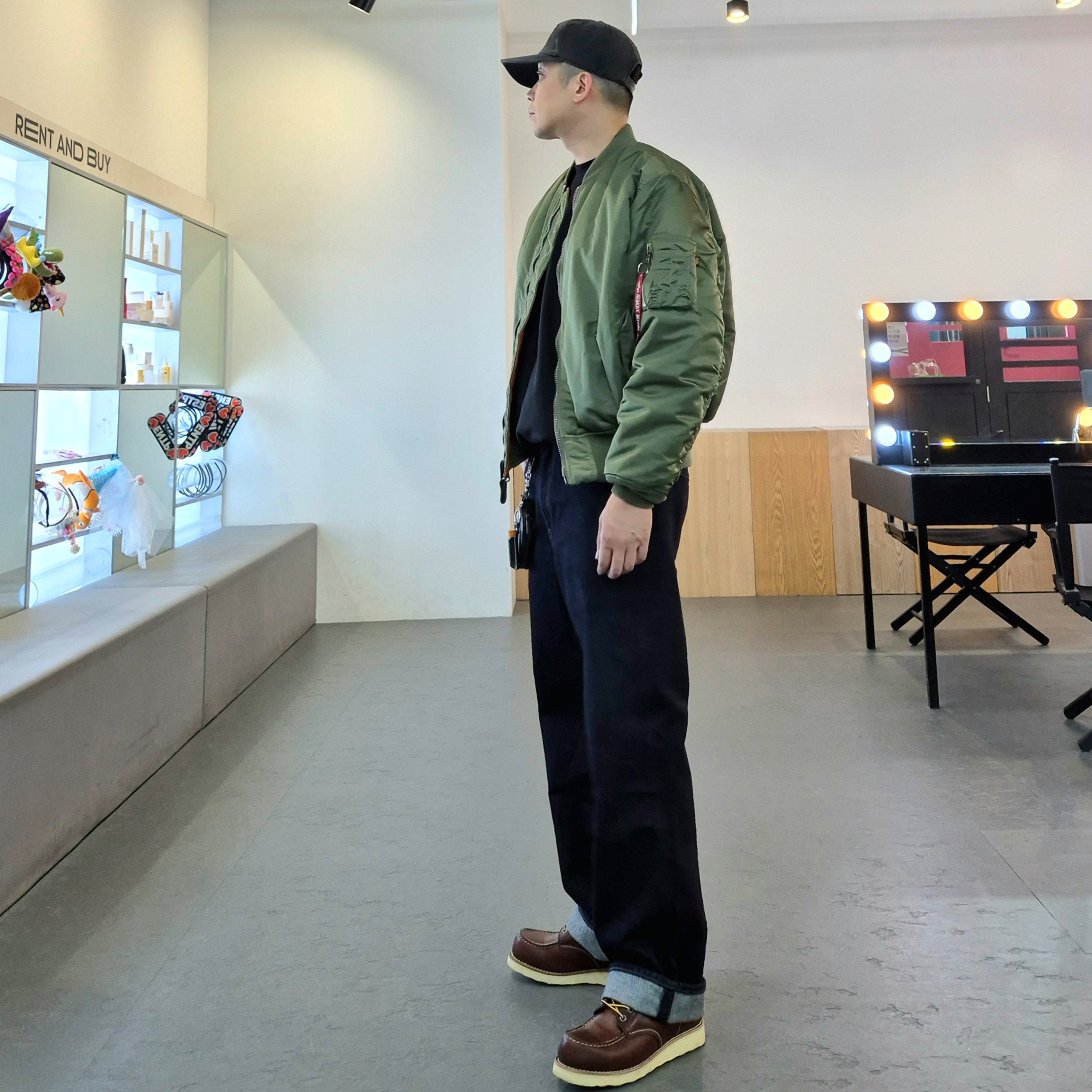 Uniqlo x JW Anderson Straight Jean Blue - KR, ALPHA INDUSTRIES MA-1 Flight Jacket Sage 착용 스타일 - 4