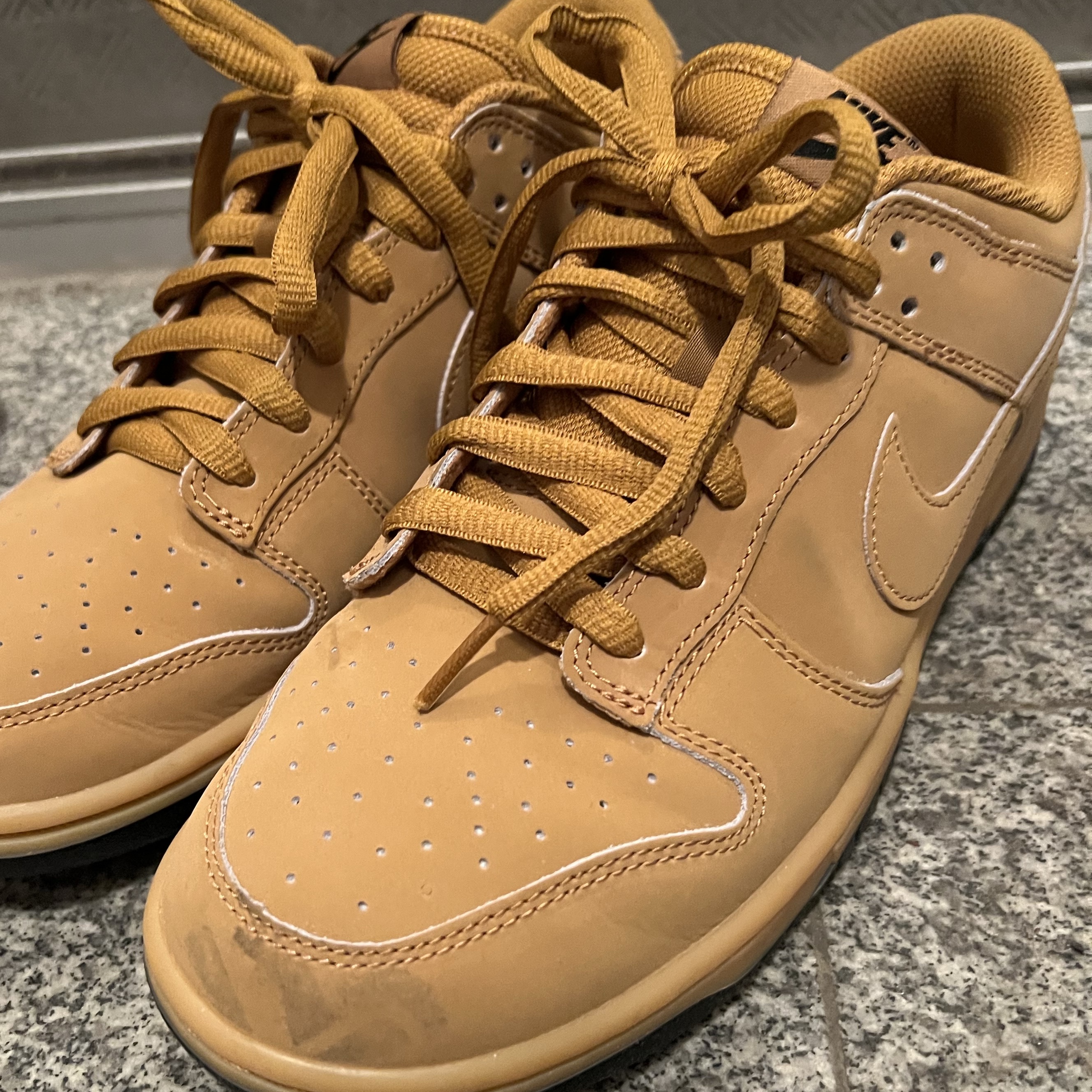 Nike Dunk Low Retro SE Wheat Gum Yellow 착용 스타일 - 3