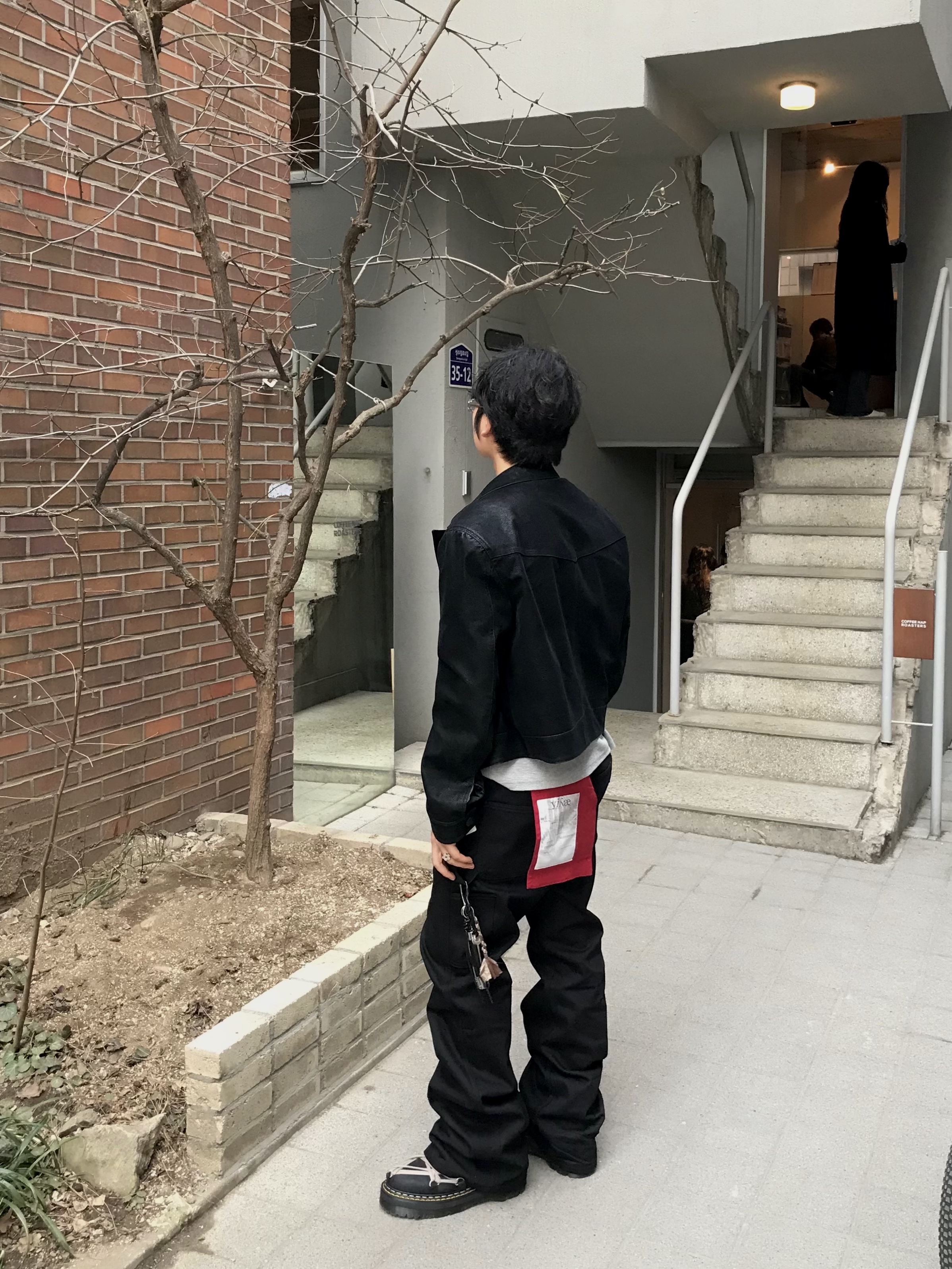 Dr. Martens x Rick Owens 1460 Quad Sole Mega Lace Boots Black, Haleine Cropped Nubuck Structured Jacket Black (WJ308) 착용 스타일 - 2