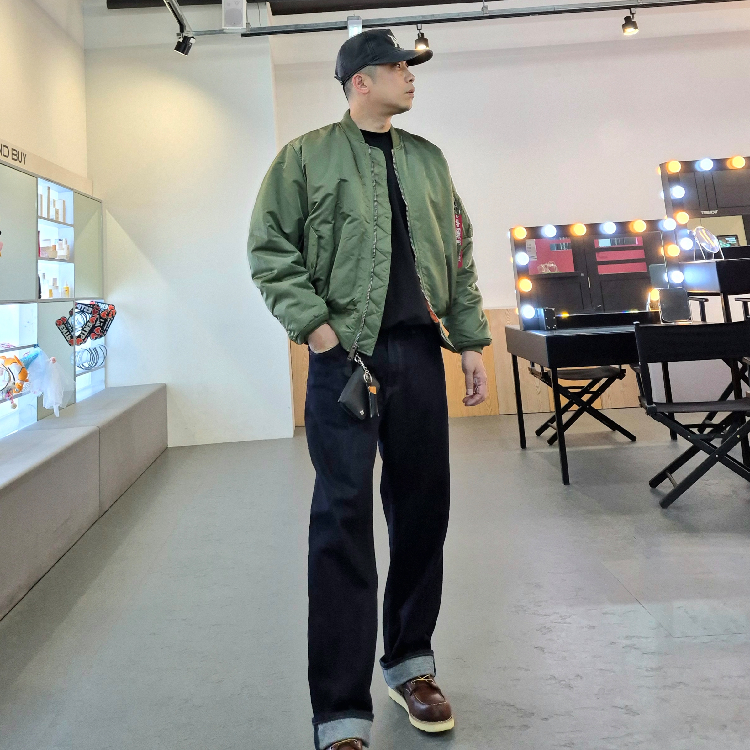 Uniqlo x JW Anderson Straight Jean Blue - KR, ALPHA INDUSTRIES MA-1 Flight Jacket Sage 착용 스타일 - 1