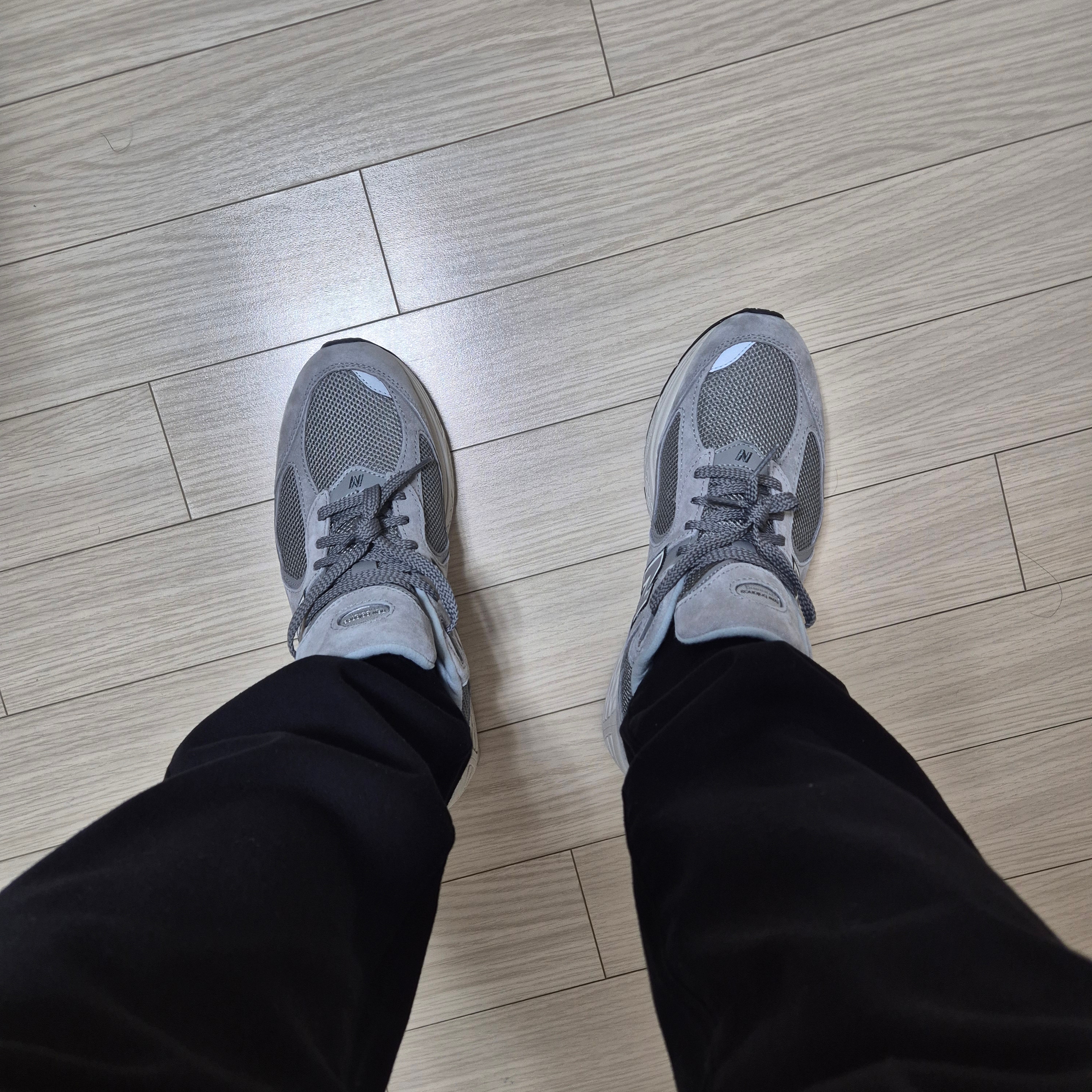 New Balance 2002R Grey 착용 스타일 - 1