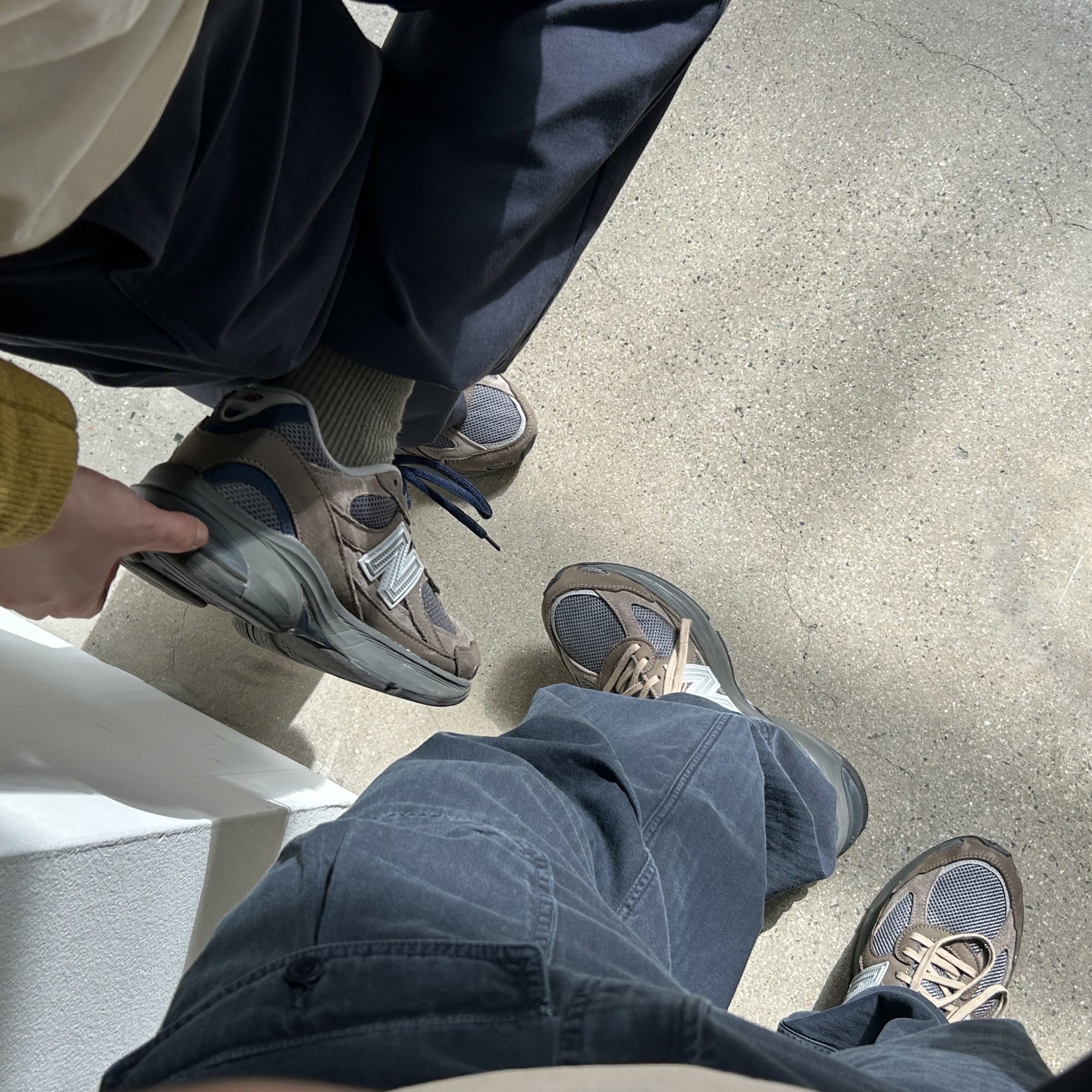 New Balance x Khakis 2010 Abzorb Shadow Brown 착용 스타일 - 1