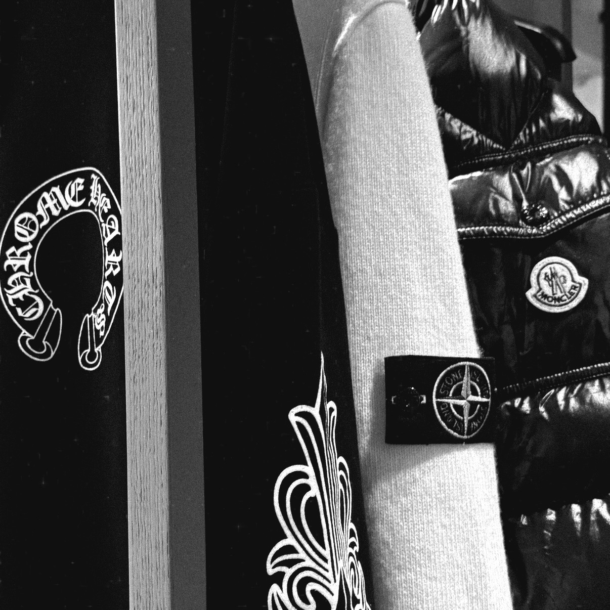 Moncler Maya Hooded Short Down Jacket Black - 25FW, Stone Island 508A3 Lambswool Crewneck Knit Natural White -24FW 착용 스타일