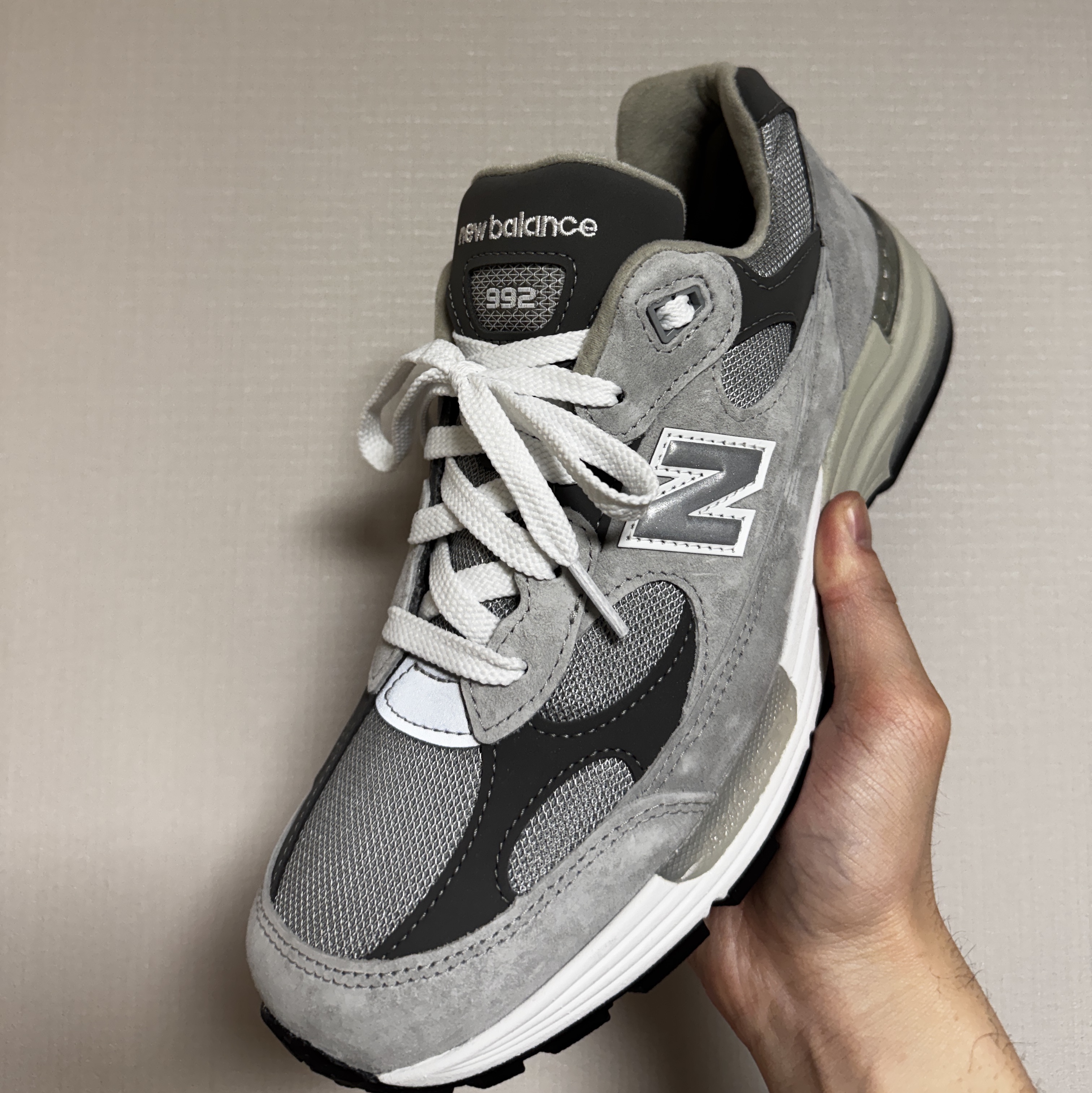 New Balance 992 Made in USA Core Grey Silver Metallic 착용 스타일 - 2