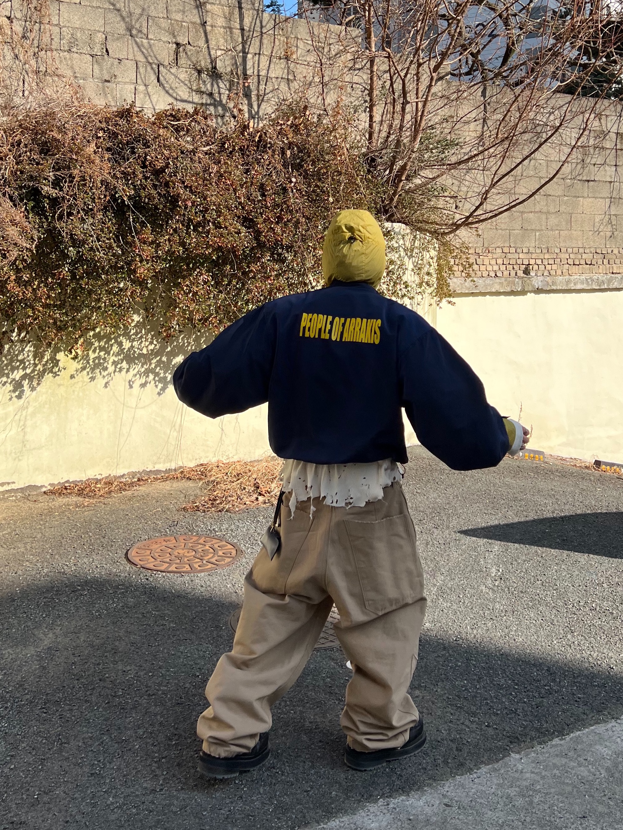 Undermycar Maigan Padded Shoulder Zip-Up Blouson India Ink - 23FW, MJD Canvas 3D Knee Pants Beige 착용 스타일 - 5