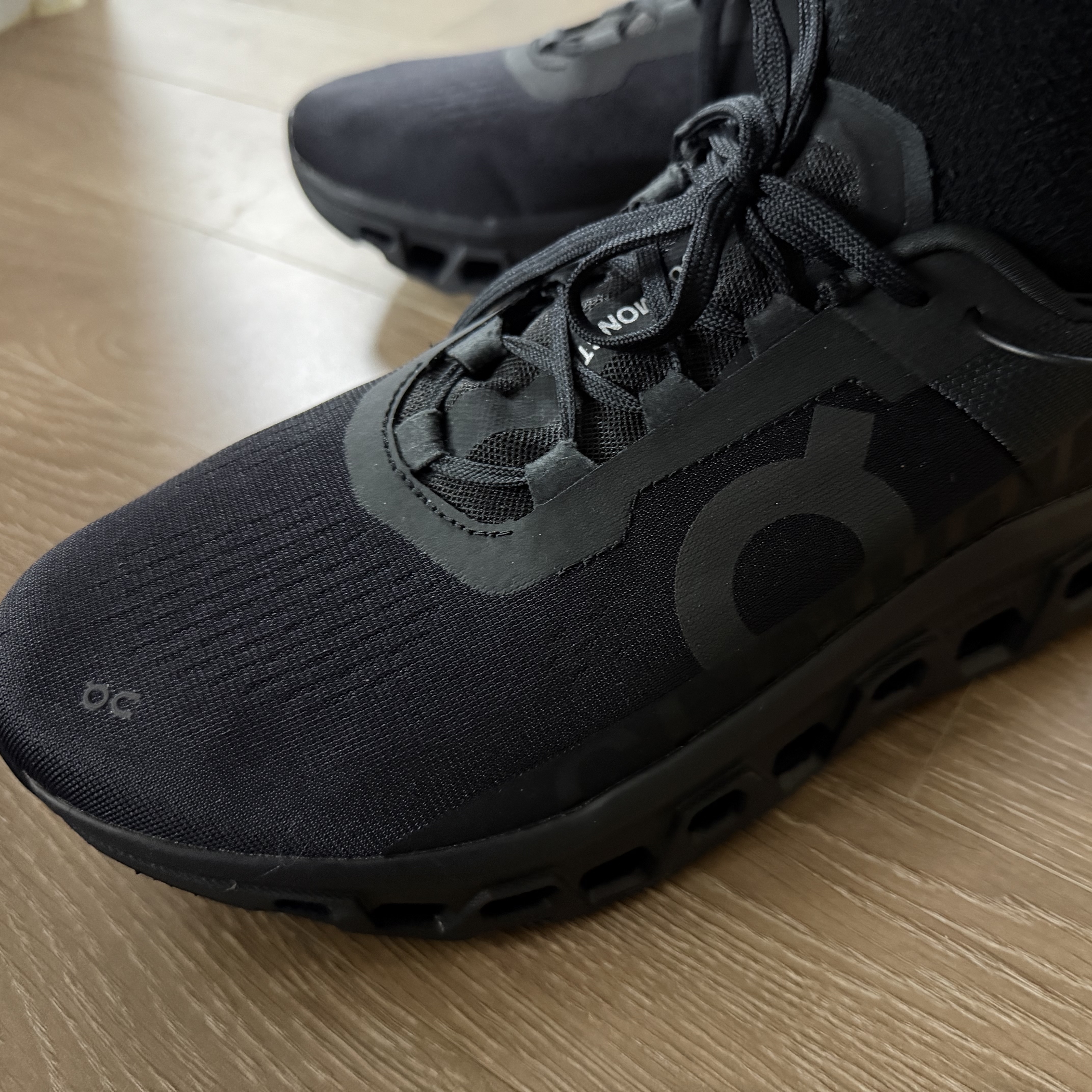 On Running Cloudmonster All Black 착용 스타일 - 3