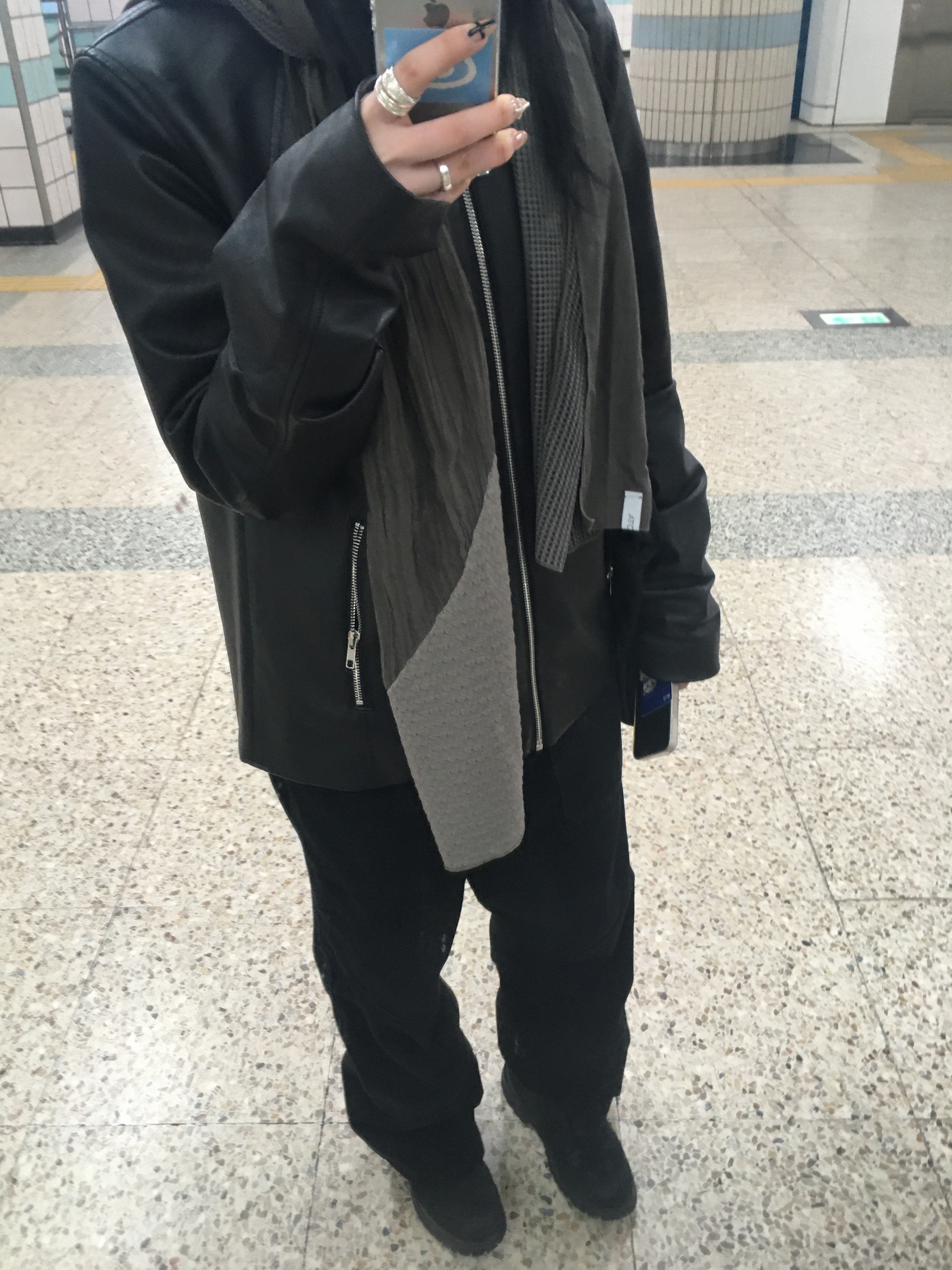 Ignota Core:13 Scarification Scarf Charcoal 착용 스타일