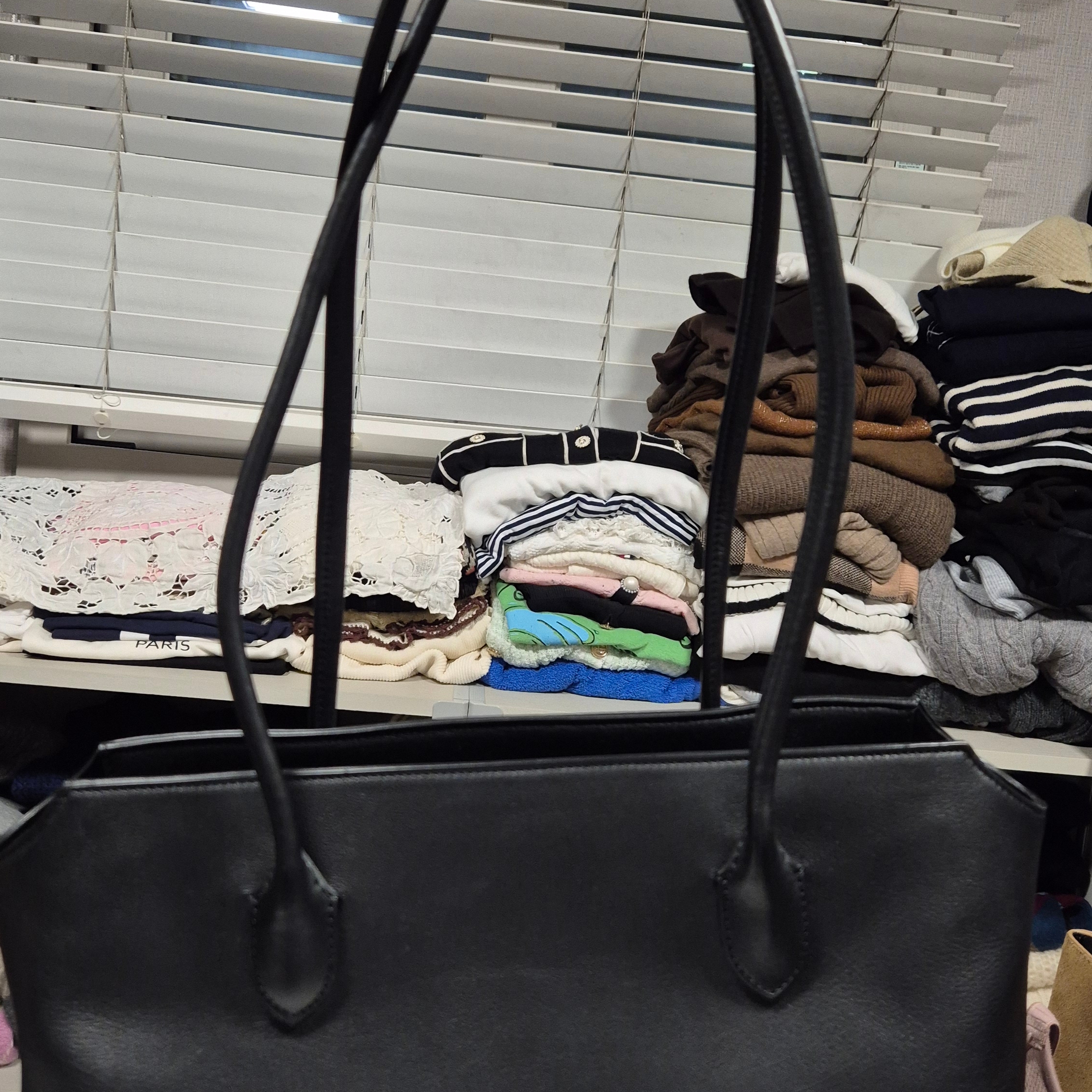 The Row Terrasse Shoulder Bag Black 착용 스타일