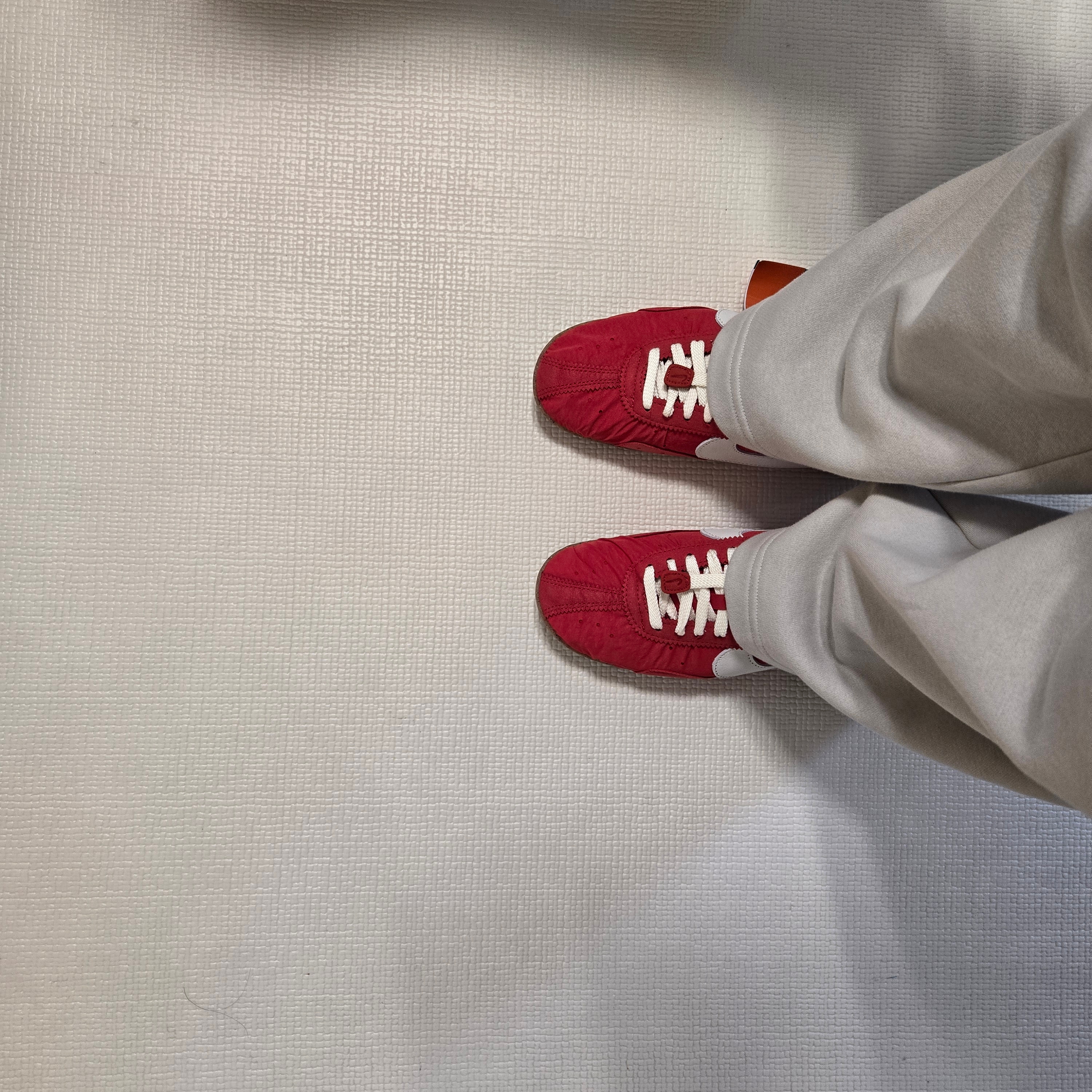 Nike x Jacquemus Moon Shoe SP University Red and Bicycle Yellow 착용 스타일 - 1