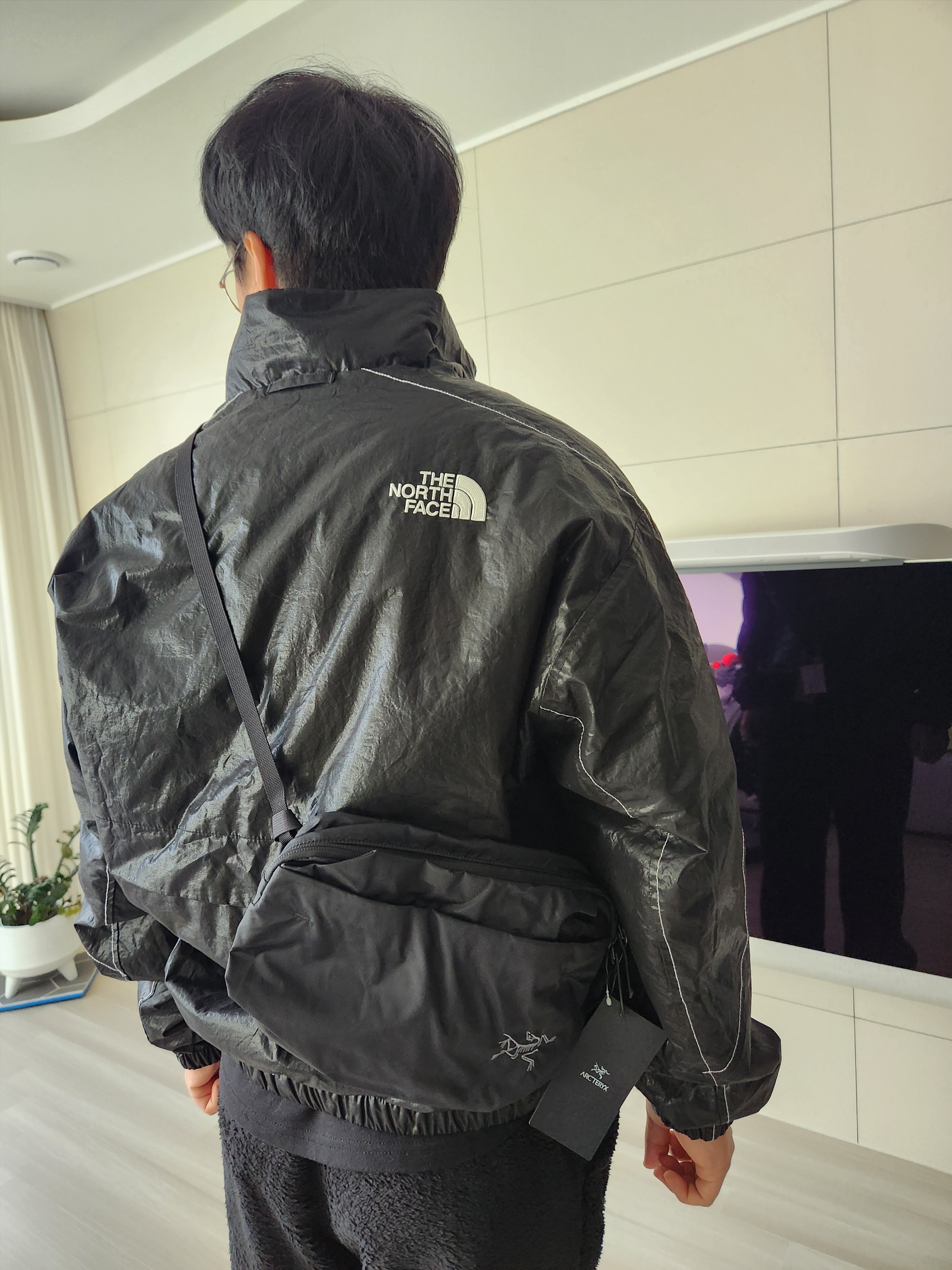 Arc'teryx Heliad 6 Crossbody Bag Black 착용 스타일