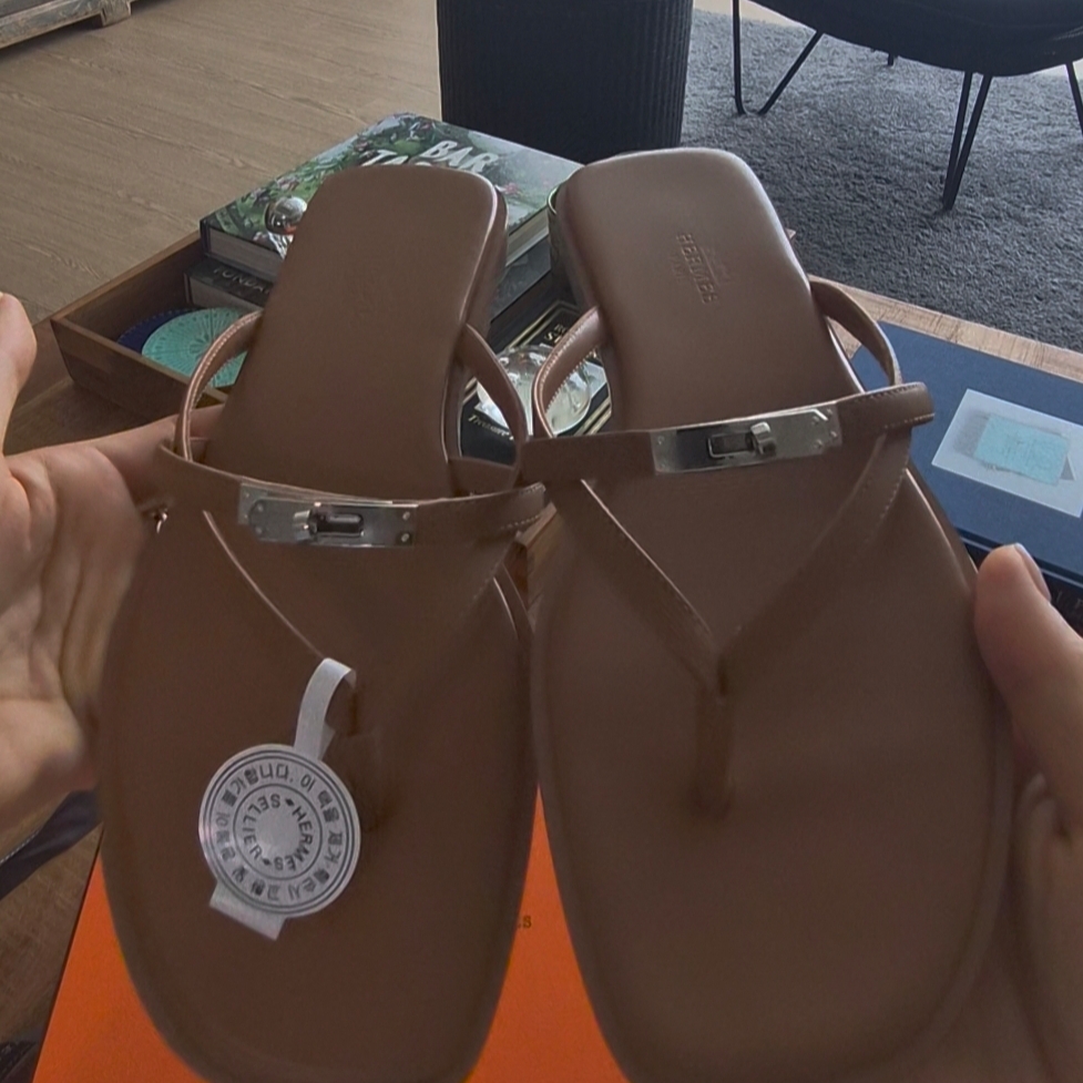 (W) Hermes Miss Sandal Calfskin & Palladium Naturel 착용 스타일 - 2