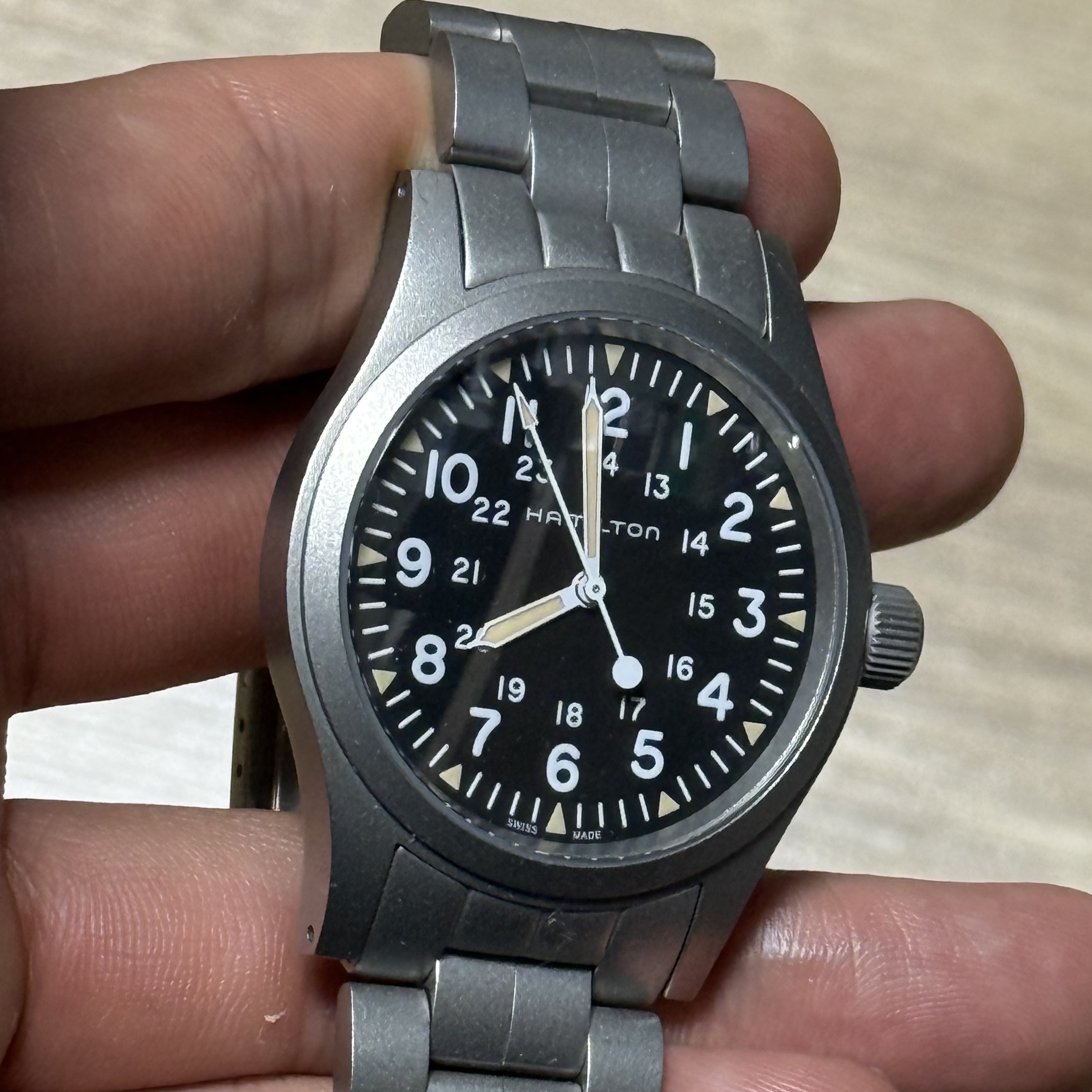 Hamilton Khaki Field Mechanical 38mm Stainless Steel Black 착용 스타일
