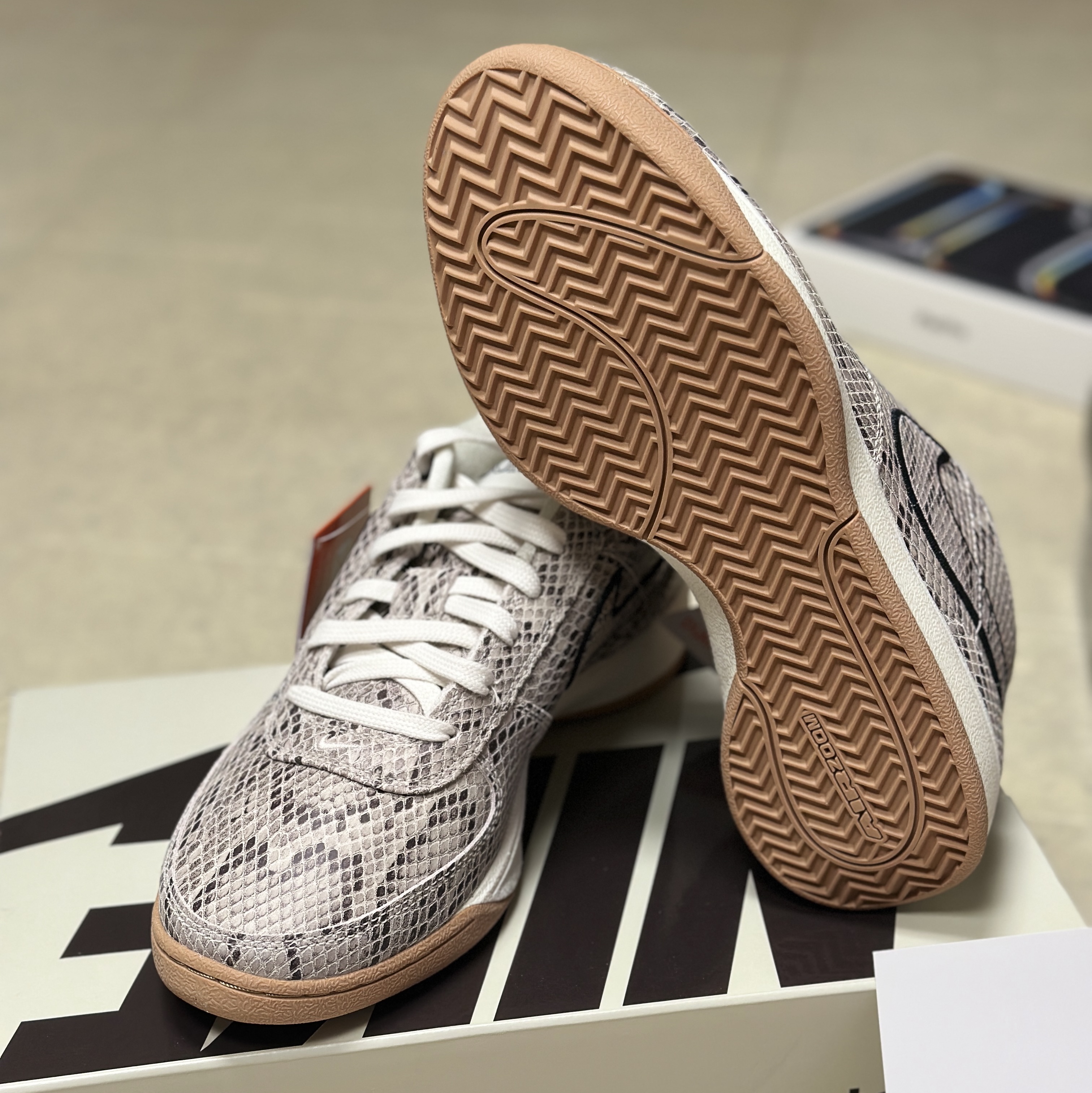 Nike Book 1 EP Leather Light Orewood Brown Black 착용 스타일 - 5