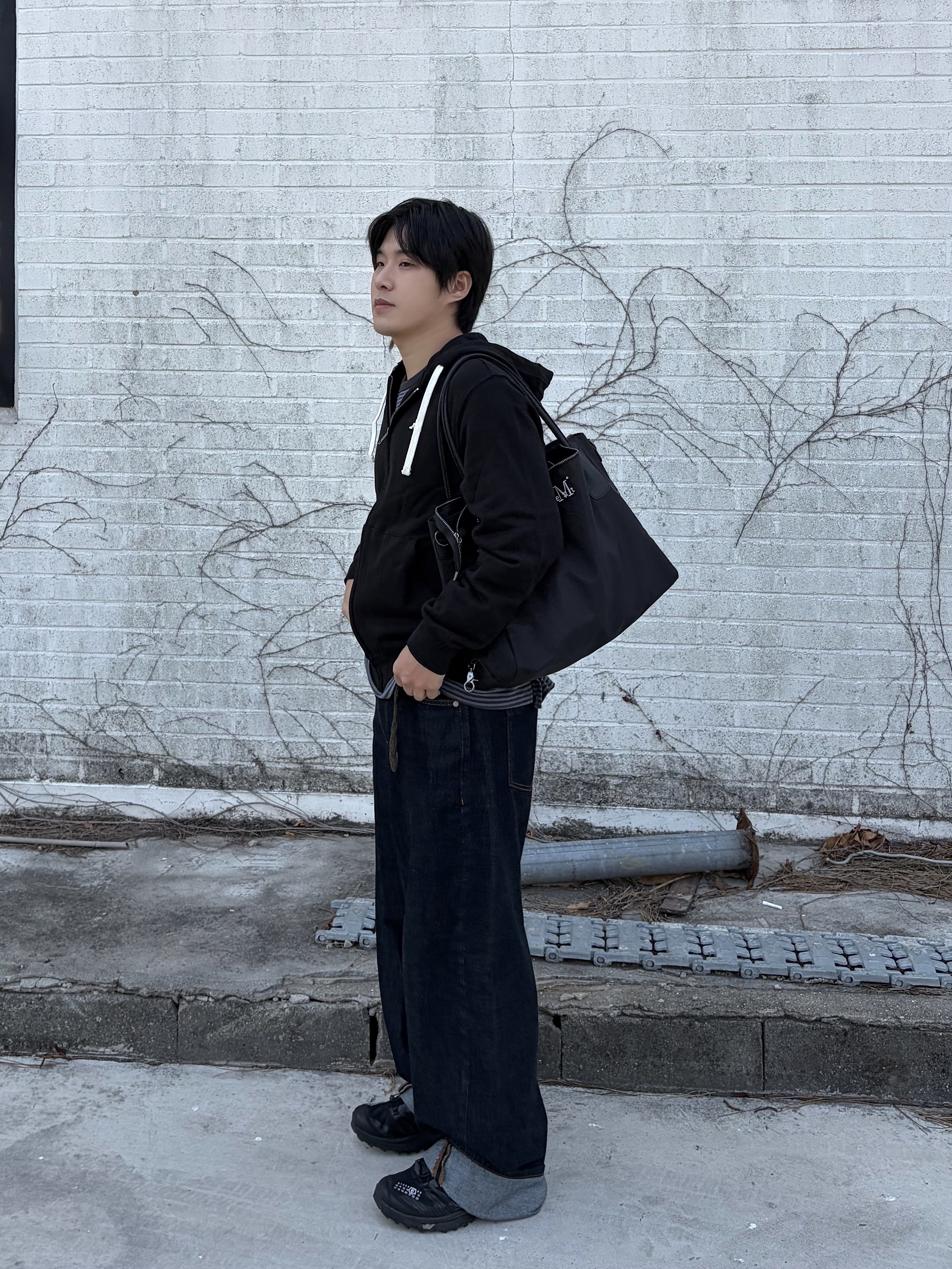 noun Wide Curved Denim Pants One Washed, Salomon x MM6 Maison Margiela XT-4 Mule Black 착용 스타일 - 4