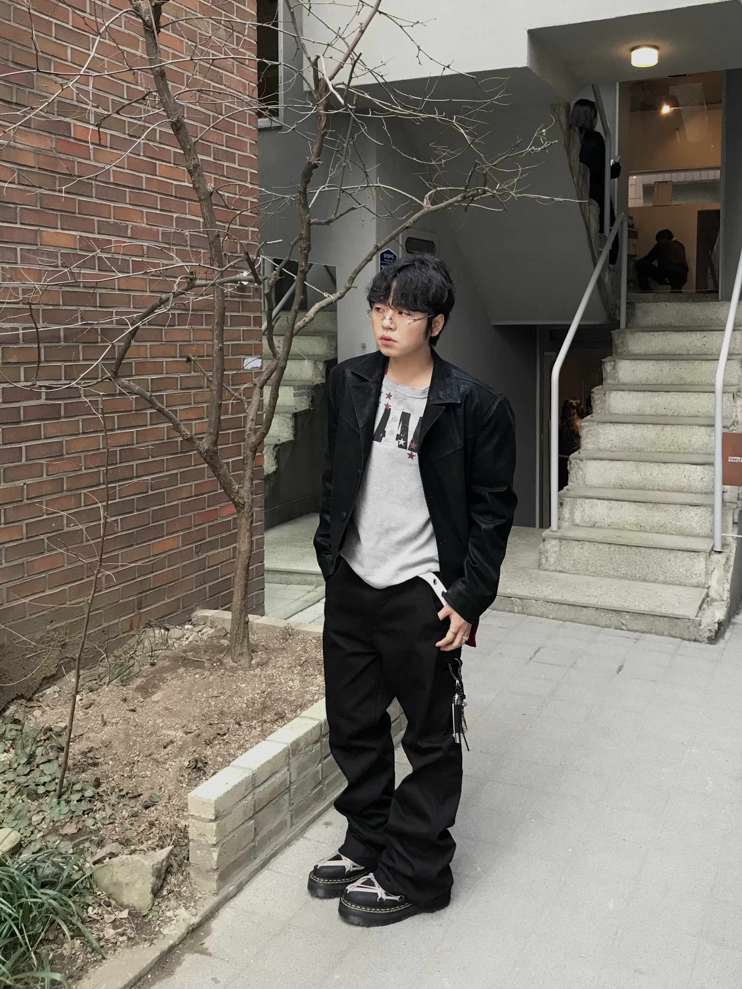 Dr. Martens x Rick Owens 1460 Quad Sole Mega Lace Boots Black, Haleine Cropped Nubuck Structured Jacket Black (WJ308) 착용 스타일 - 1