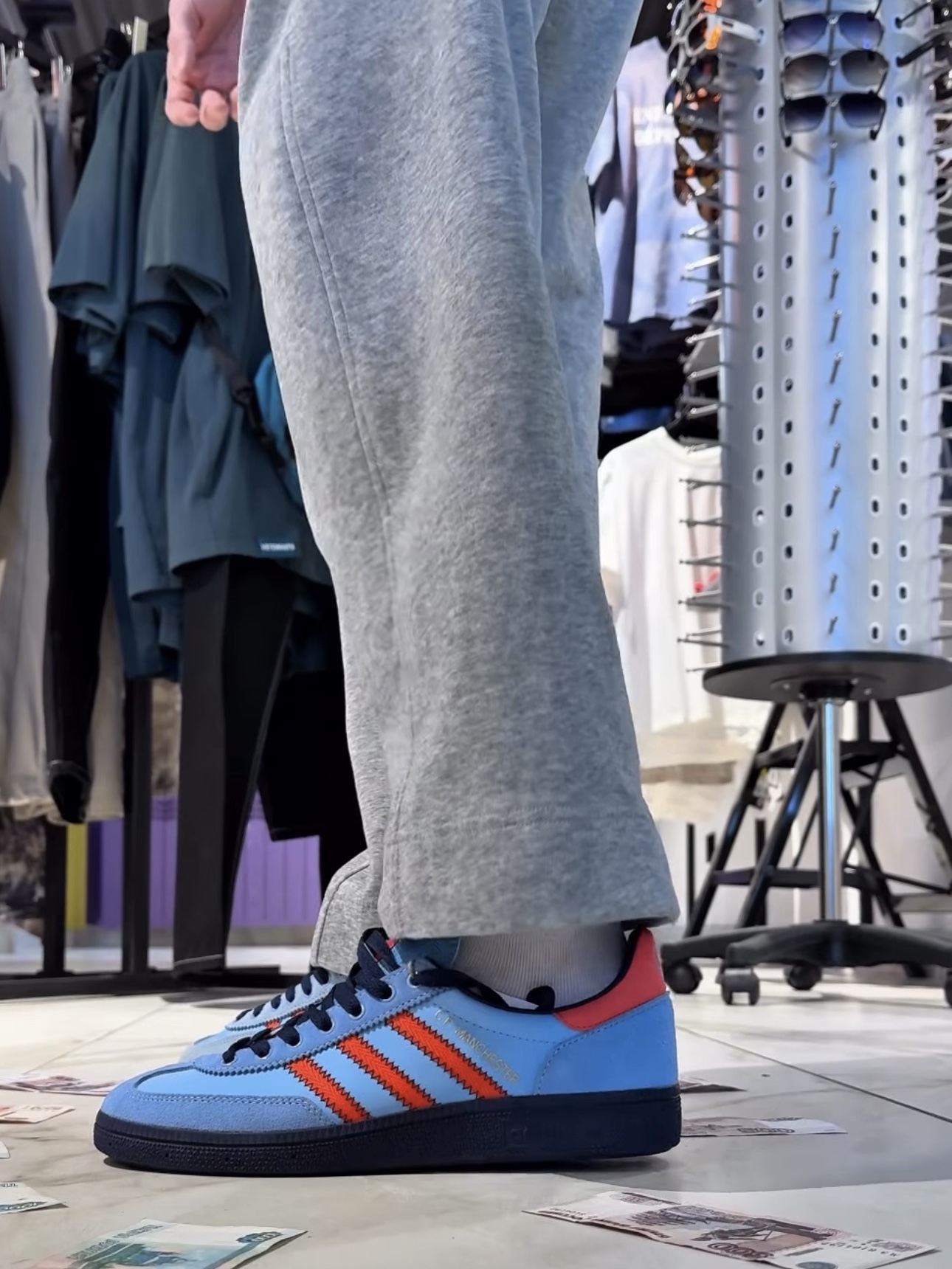 Adidas x C.P. Company Manchester Spezial Light Blue Bright Red 착용 스타일 - 2