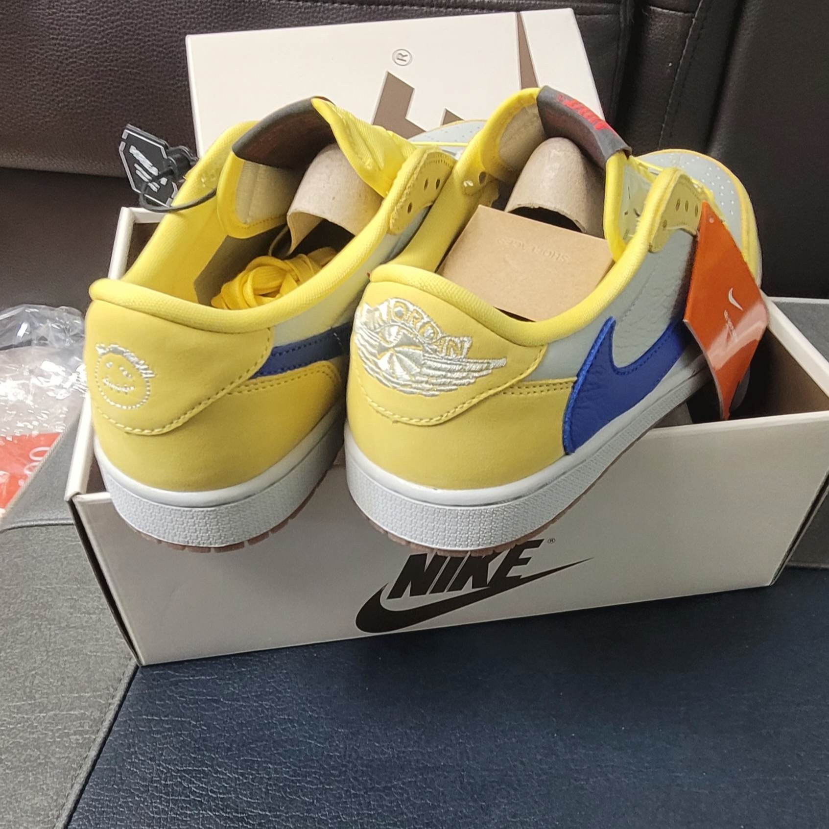 (W) Jordan 1 x Travis Scott Retro Low OG SP Canary 착용 스타일 - 3