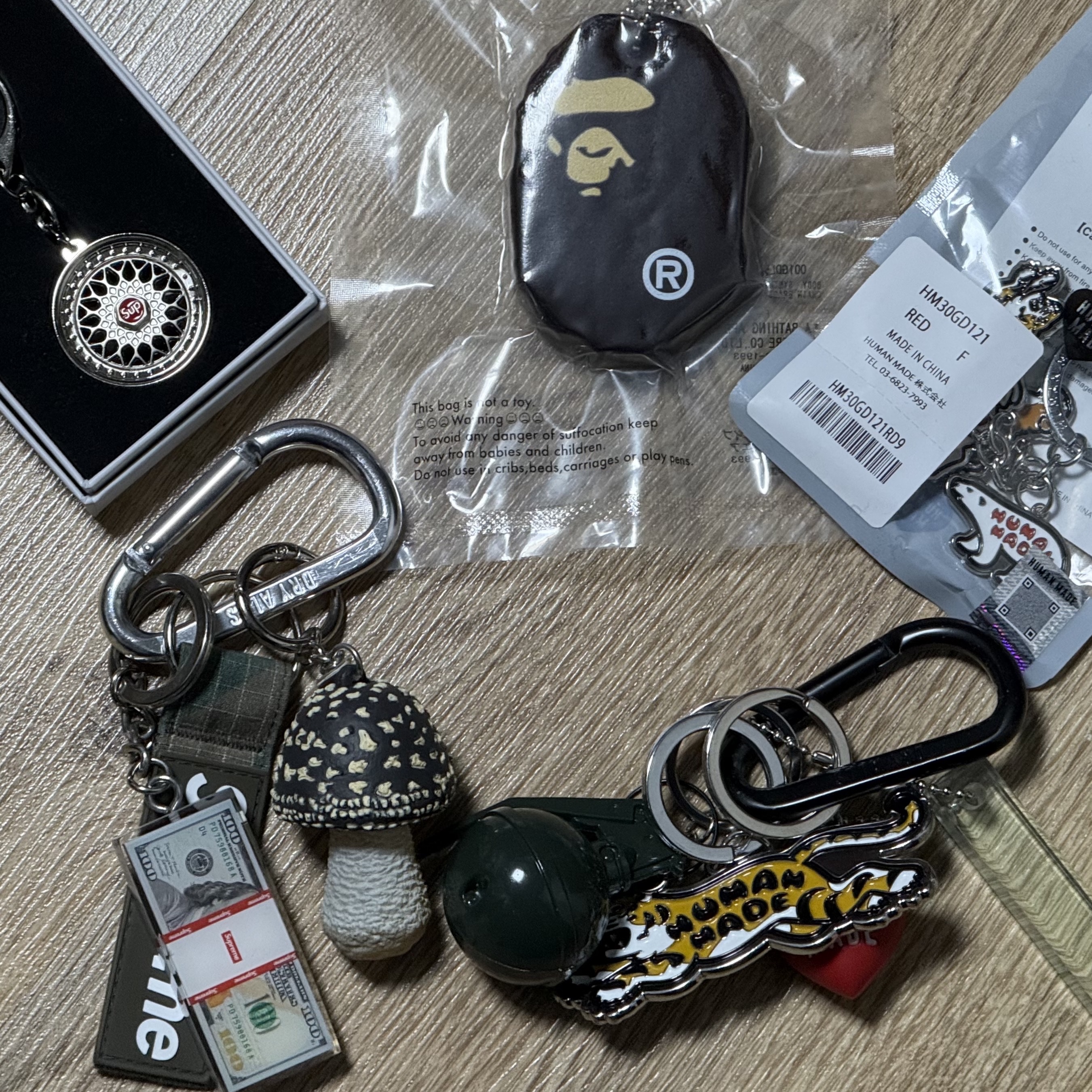 Supreme x BBS RS Rim Keychain Chrome - 25FW, Human Made Animal Heart Keyring Silver Red 착용 스타일