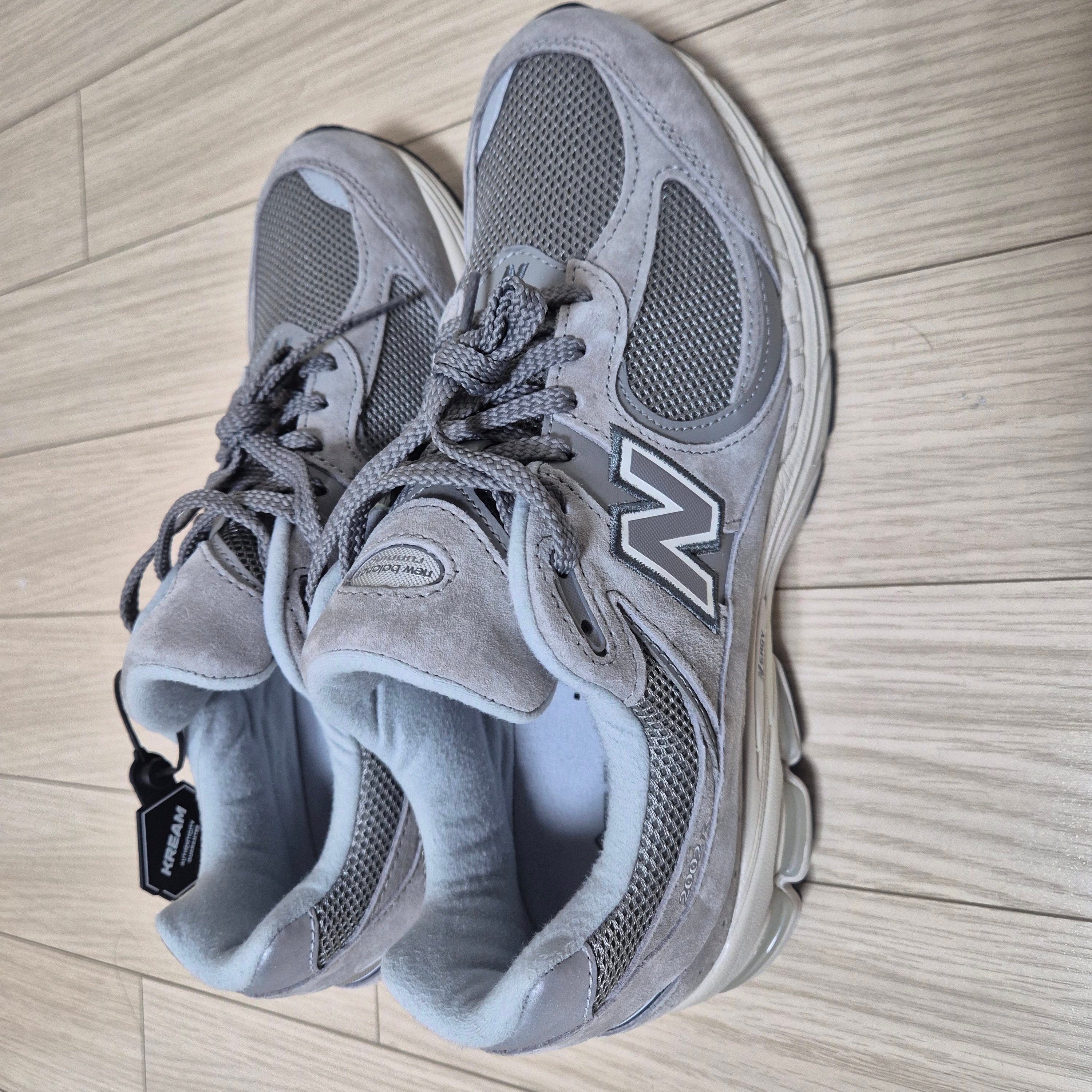 New Balance 2002R Grey 착용 스타일 - 2