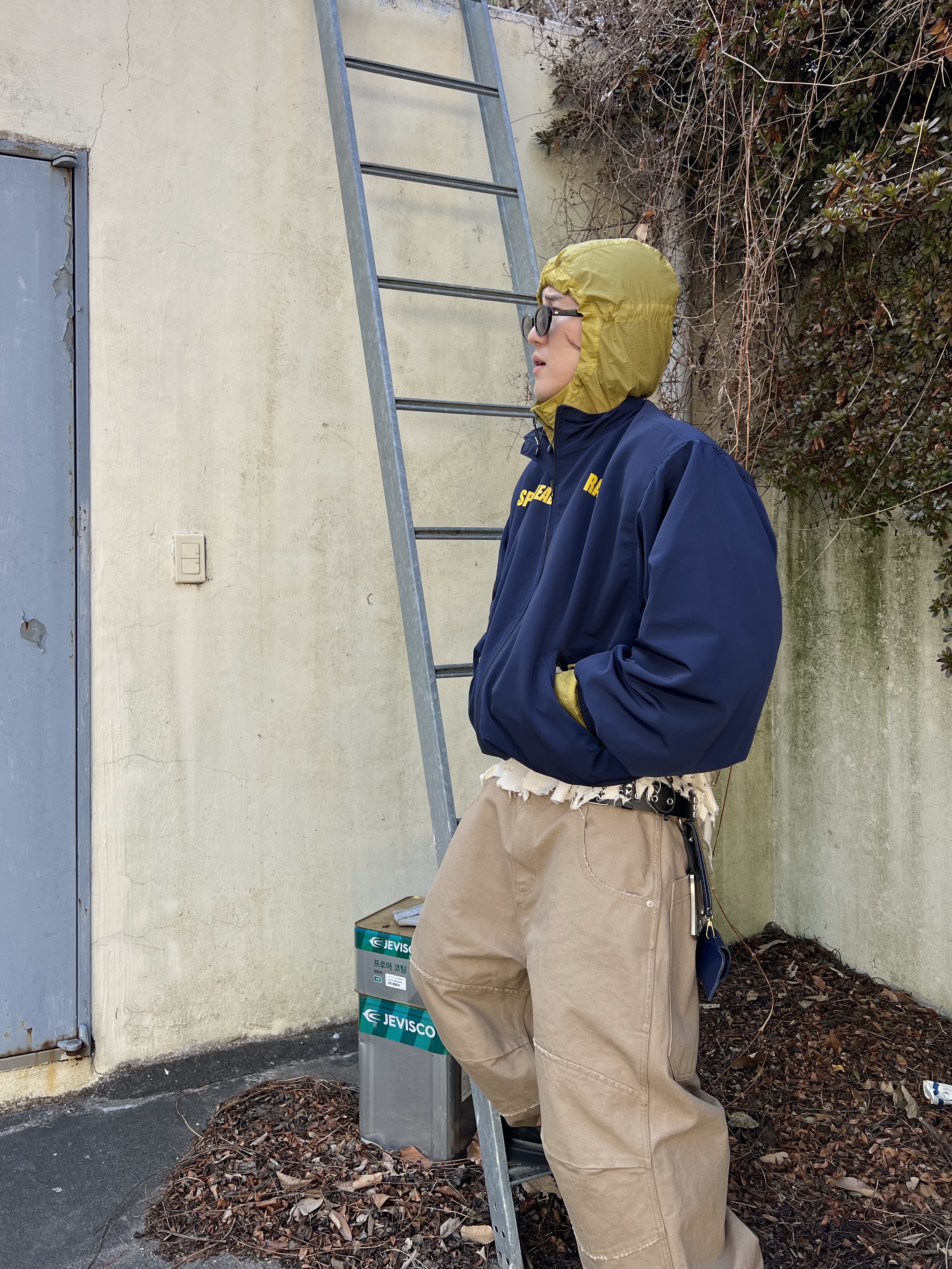 Undermycar Maigan Padded Shoulder Zip-Up Blouson India Ink - 23FW, MJD Canvas 3D Knee Pants Beige 착용 스타일 - 2