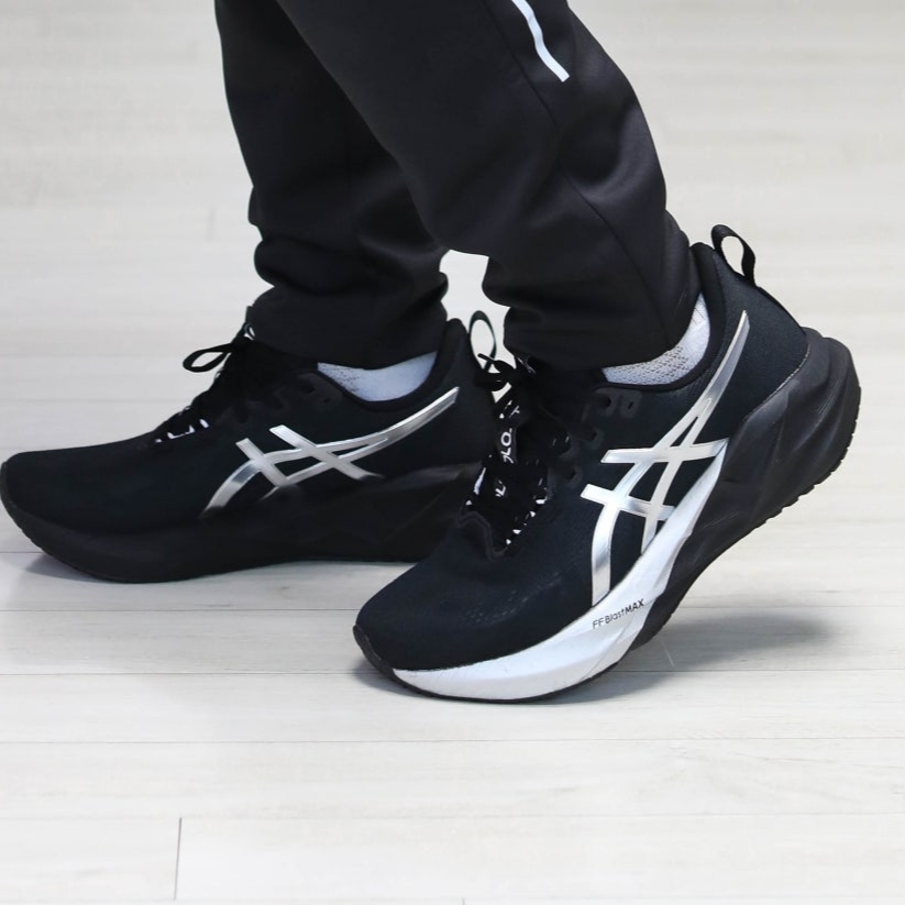Asics Novablast 5 Platinum Black 착용 스타일