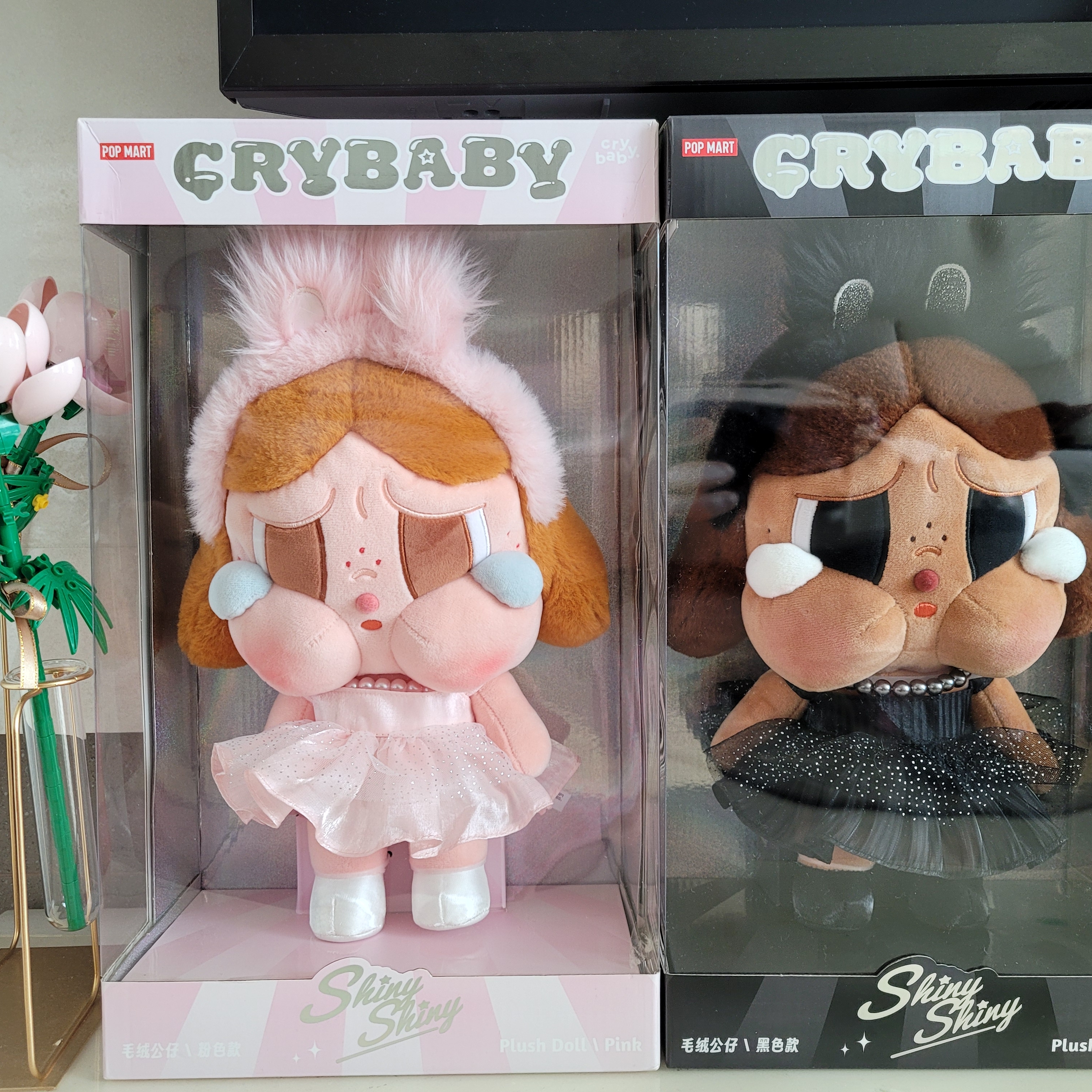Pop Mart Crybaby Shiny Shiny Series Plush Doll Black, Pop Mart Crybaby Shiny Shiny Series Plush Doll Pink 착용 스타일