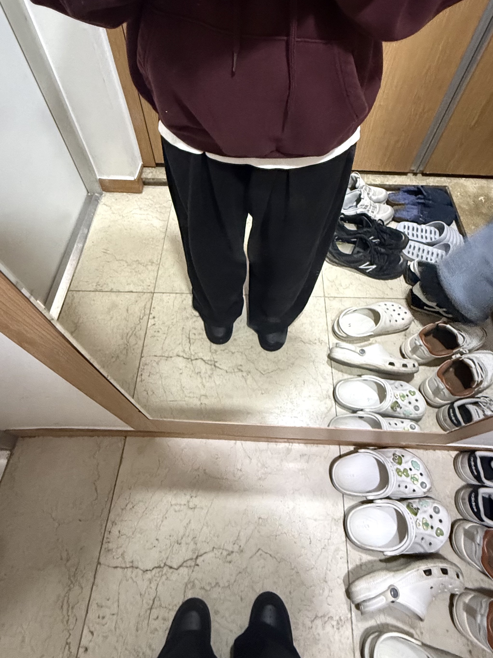 (W) Nike Air Force 1 '07 Low Triple Black 착용 스타일 - 2