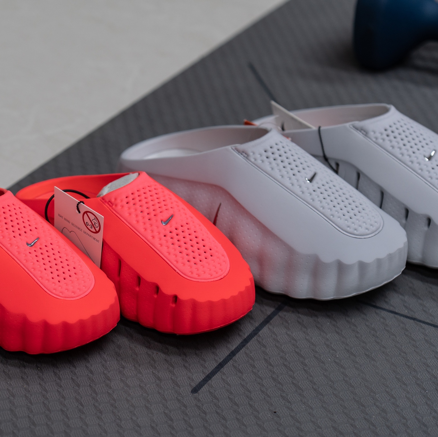 (W) Nike Mind 001 Solar Red Hyper Crimson, Nike Mind 001 Light Smoke Grey Chrome 착용 스타일