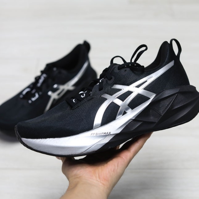 Asics Novablast 5 Platinum Black 착용 스타일